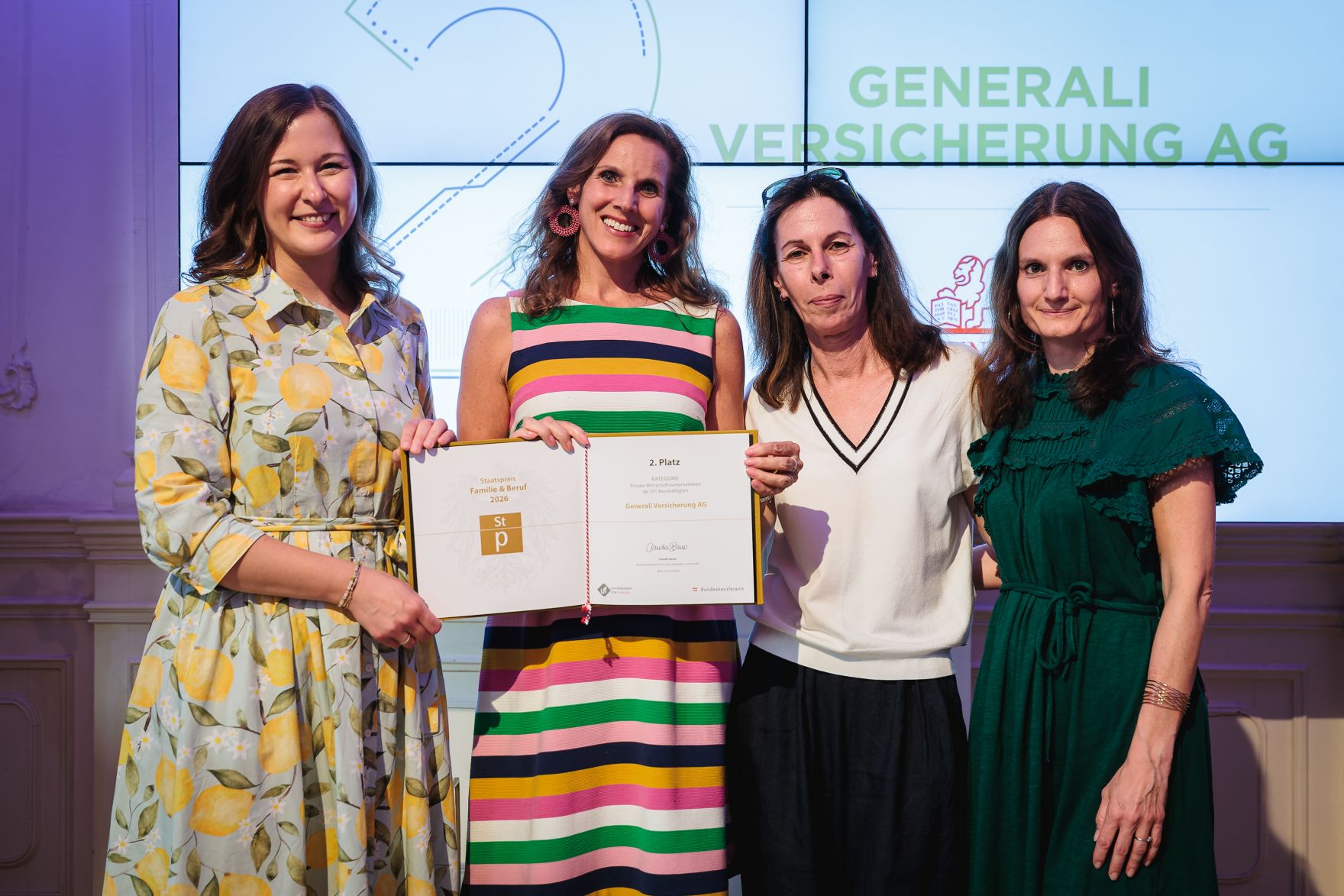 Am 24. Juni 2026 &uuml;berreichte Bundesministerin Claudia Bauer (l.) den Staatspreis "Familie und Beruf&ldquo;.