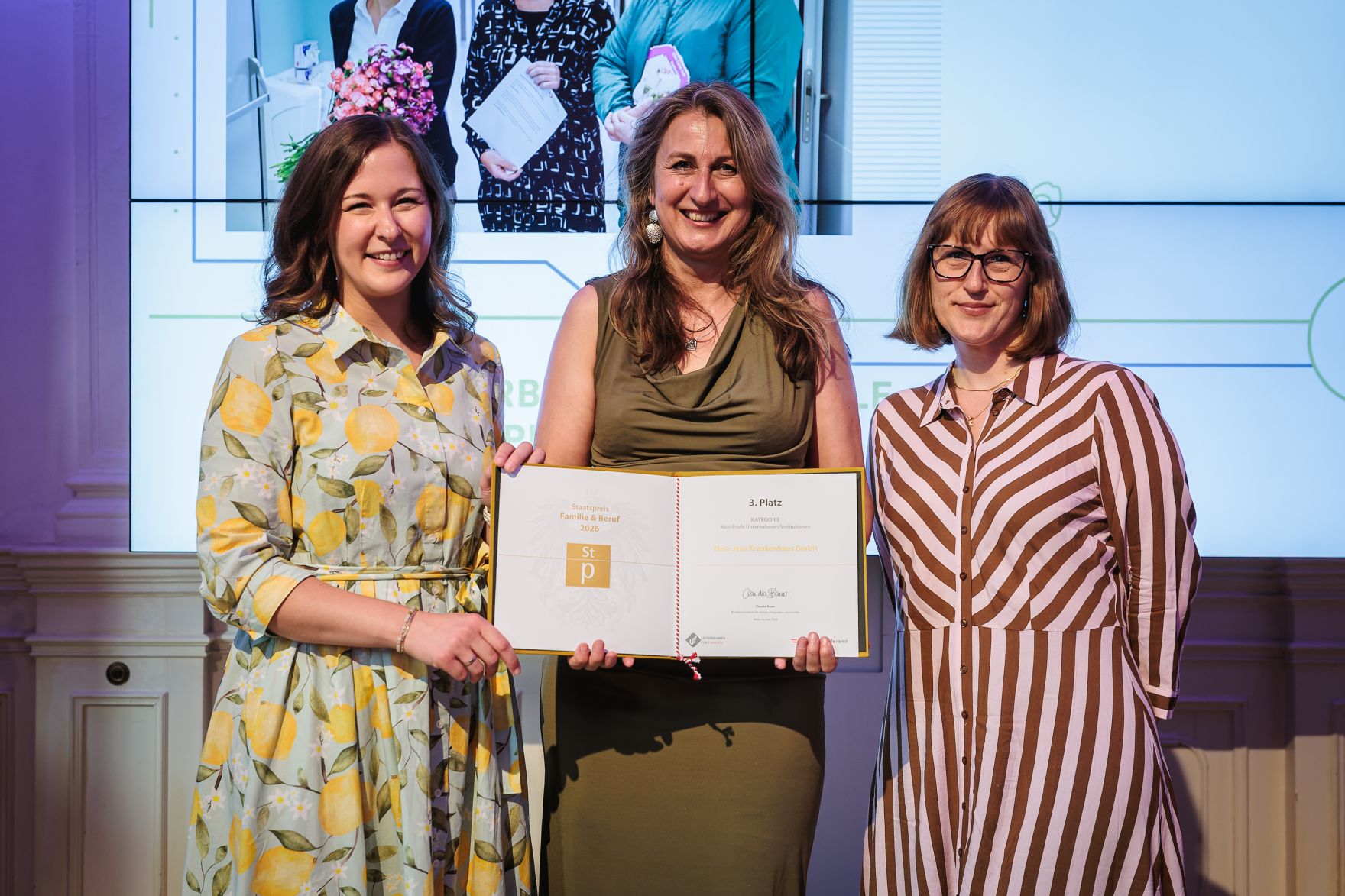 Am 24. Juni 2026 &uuml;berreichte Bundesministerin Claudia Bauer (l.) den Staatspreis "Familie und Beruf&ldquo;.