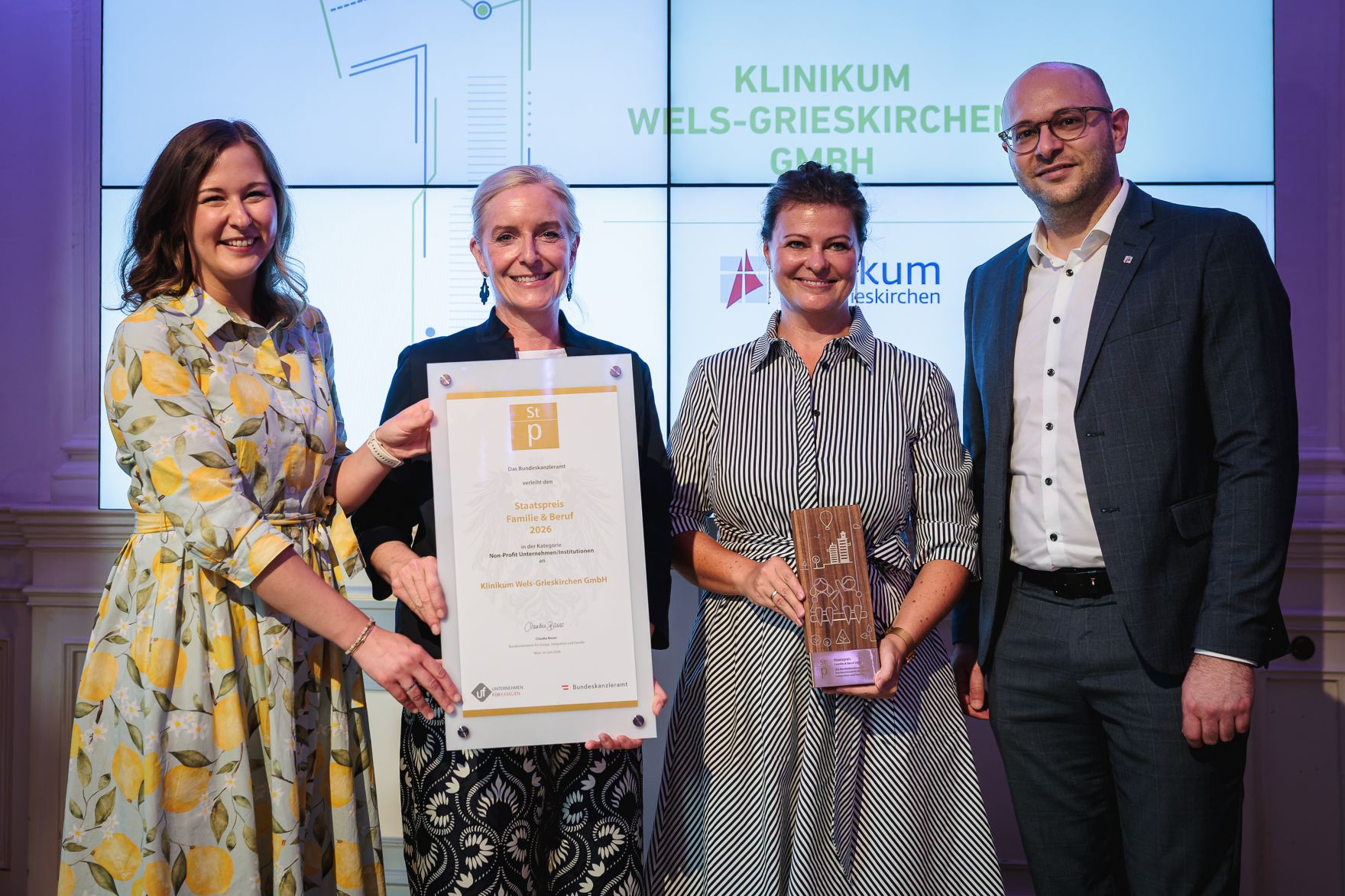 Am 24. Juni 2026 &uuml;berreichte Bundesministerin Claudia Bauer (l.) den Staatspreis "Familie und Beruf&ldquo;.