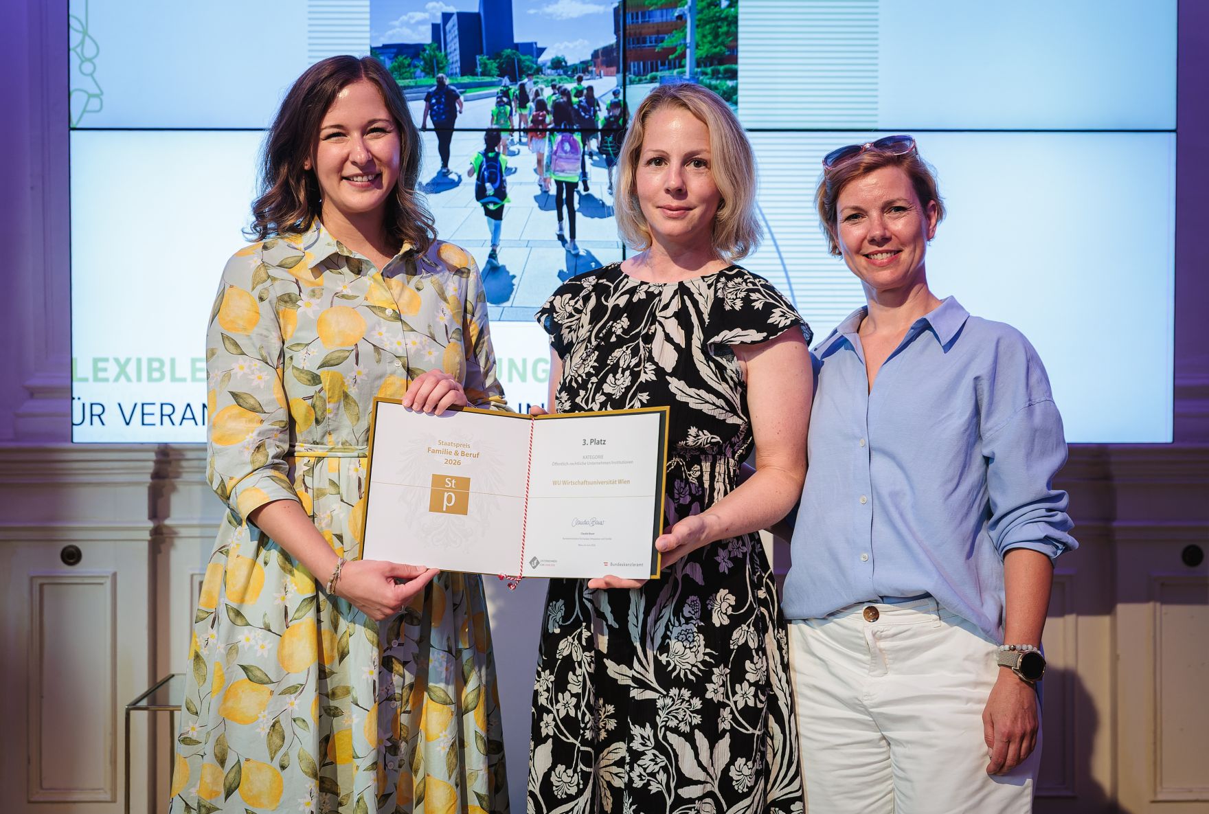 Am 24. Juni 2026 &uuml;berreichte Bundesministerin Claudia Bauer (l.) den Staatspreis "Familie und Beruf&ldquo;.
