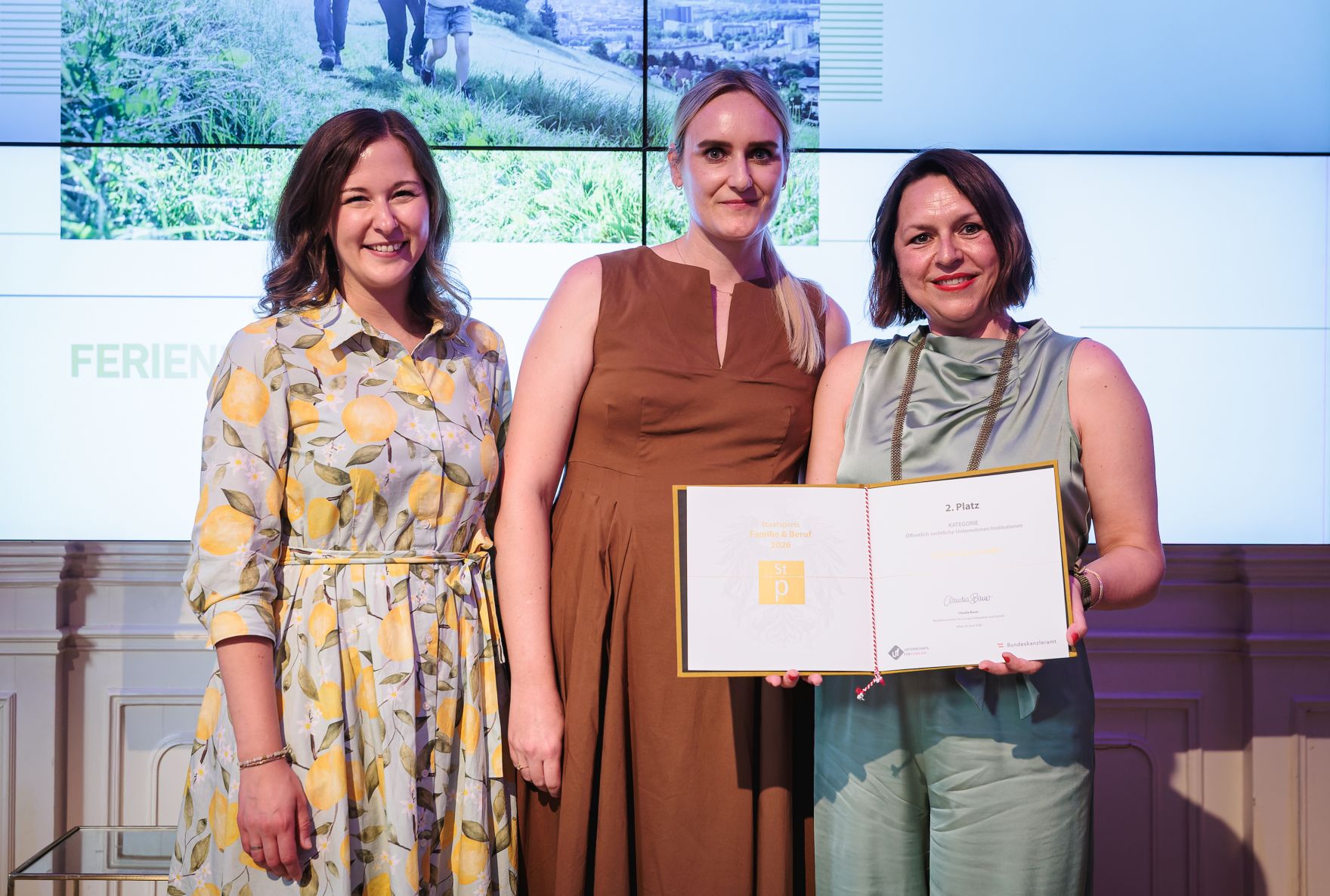 Am 24. Juni 2026 &uuml;berreichte Bundesministerin Claudia Bauer (l.) den Staatspreis "Familie und Beruf&ldquo;.