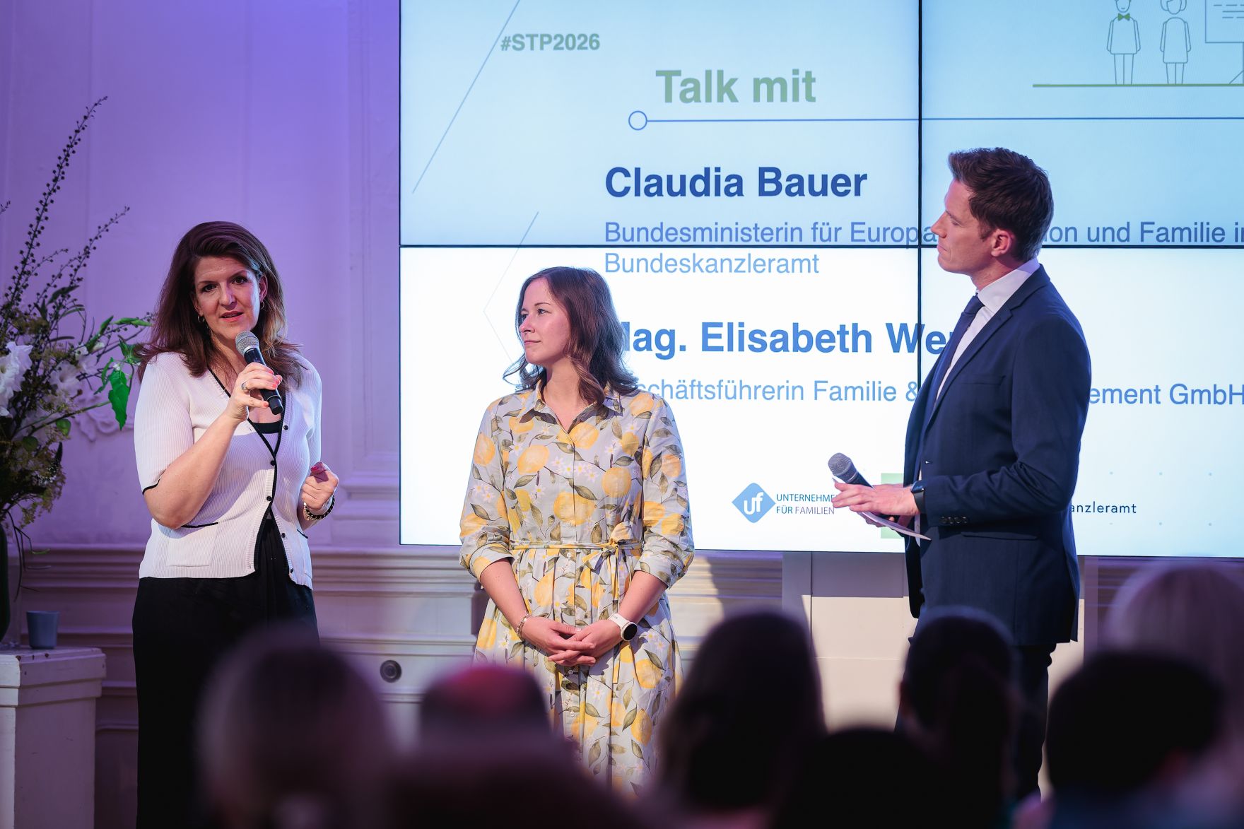 Am 24. Juni 2026 &uuml;berreichte Bundesministerin Claudia Bauer (m.) den Staatspreis "Familie und Beruf&ldquo;. Im Bild mit Elisabeth Wenzl (l.), Gesch&auml;ftsf&uuml;hrerin der Familie &amp; Beruf Management GmbH.