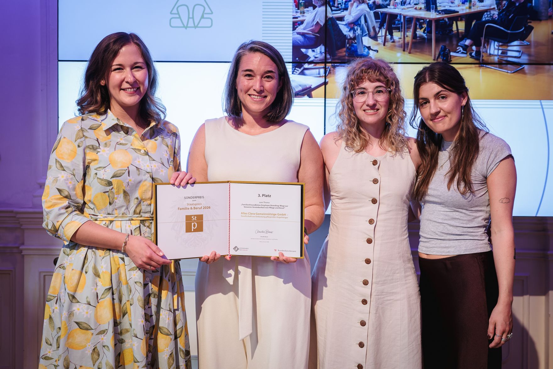 Am 24. Juni 2026 &uuml;berreichte Bundesministerin Claudia Bauer (l.) den Staatspreis "Familie und Beruf&ldquo;.