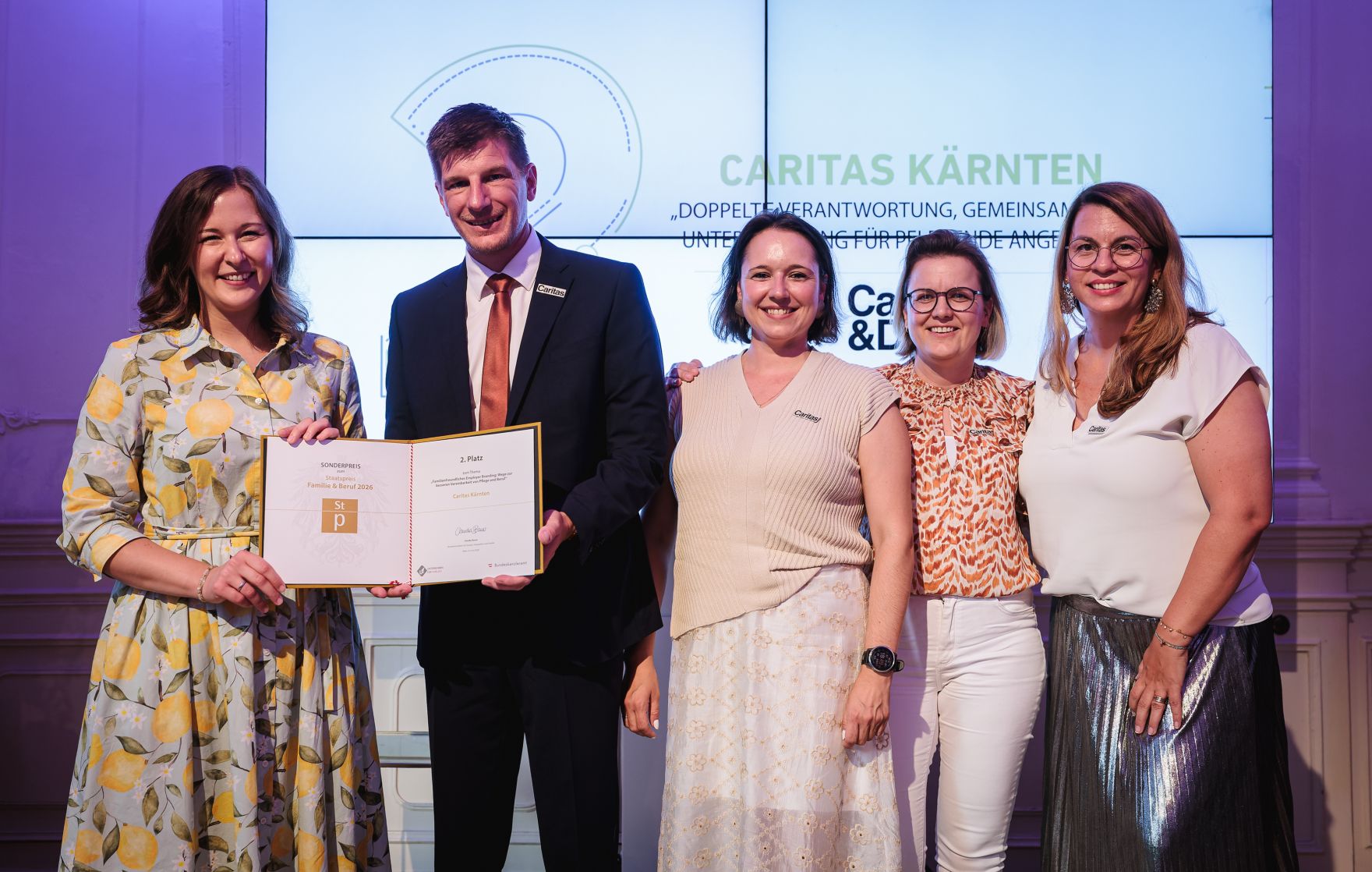 Am 24. Juni 2026 &uuml;berreichte Bundesministerin Claudia Bauer (l.) den Staatspreis "Familie und Beruf&ldquo;.