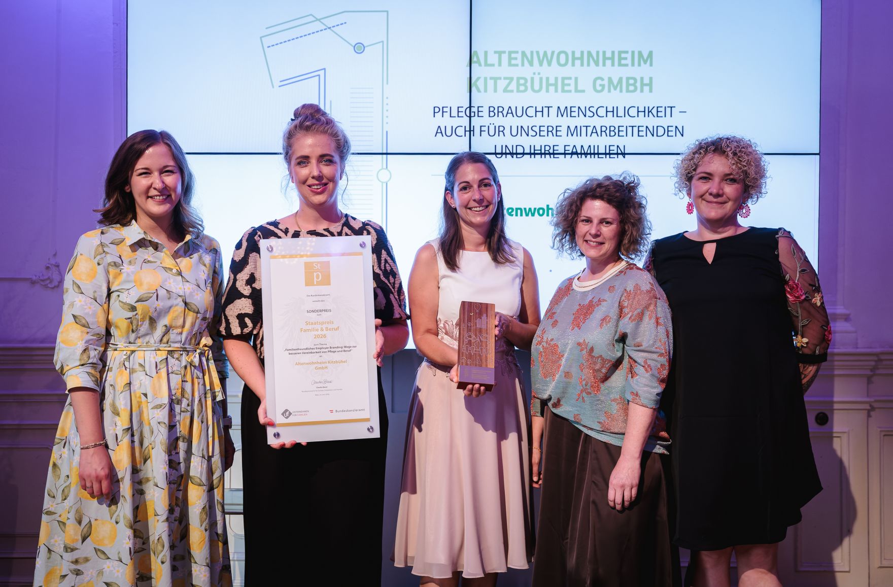 Am 24. Juni 2026 &uuml;berreichte Bundesministerin Claudia Bauer (l.) den Staatspreis "Familie und Beruf&ldquo;.