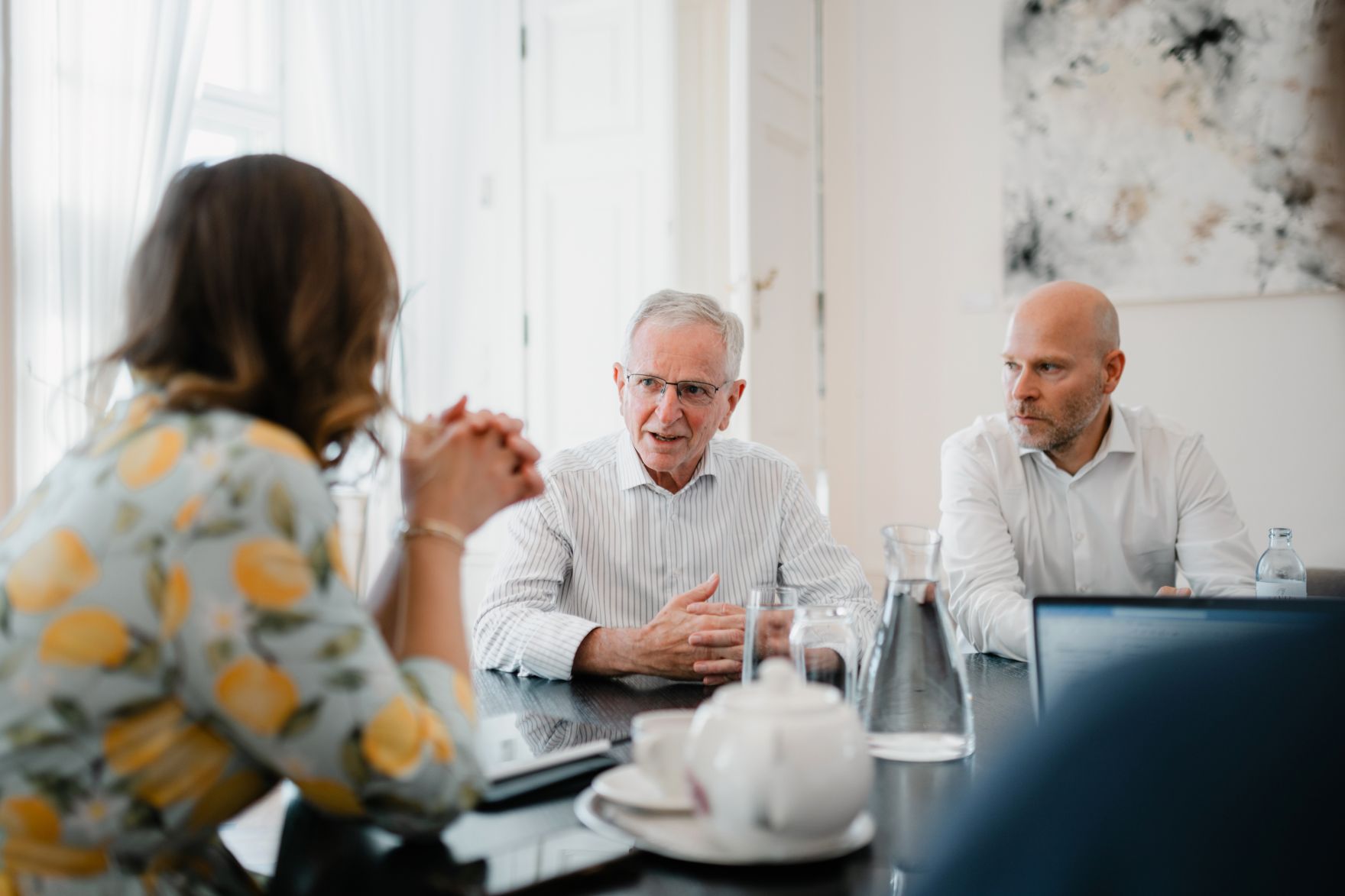 Am 24. Juni 2026 empfing Bundesministerin Claudia Bauer (l.) den Pr&auml;sident der &Ouml;sterreichischen Gesellschaft f&uuml;r Europapolitik Wilhelm Molterer (m.) und den Generalsekret&auml;r Paul Schmidt (r.) zu einem Arbeitsgespr&auml;ch im Bundeskanzleramt.