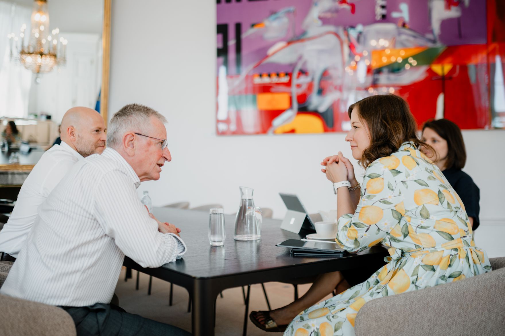 Am 24. Juni 2026 empfing Bundesministerin Claudia Bauer (r.) den Pr&auml;sident der &Ouml;sterreichischen Gesellschaft f&uuml;r Europapolitik Wilhelm Molterer (2.v.l.) und den Generalsekret&auml;r Paul Schmidt (l.) zu einem Arbeitsgespr&auml;ch im Bundeskanzleramt.