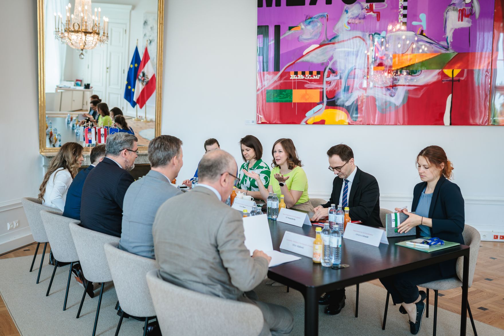 Am 30. Juni 2026 empfing Bundesministerin Claudia Bauer (3.v.r.) den serbischen Minister f&uuml;r europ&auml;ische Integration Nemanja Starović (3.v.l.), zu einem Arbeitsbesuch im Bundeskanzleramt. Im Bild bei einem Arbeitsgespr&auml;ch.