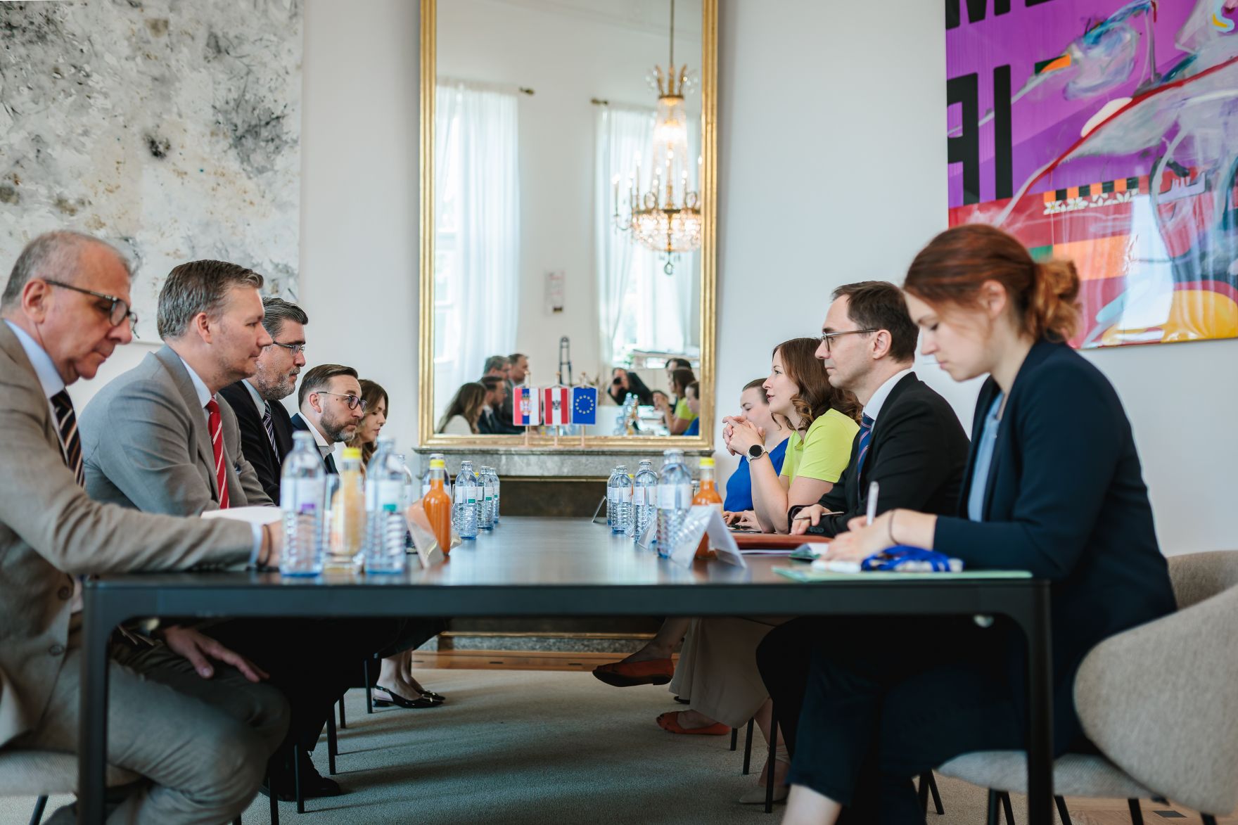 Am 30. Juni 2026 empfing Bundesministerin Claudia Bauer (3.v.r.) den serbischen Minister f&uuml;r europ&auml;ische Integration Nemanja Starović (3.v.l.), zu einem Arbeitsbesuch im Bundeskanzleramt. Im Bild bei einem Arbeitsgespr&auml;ch.