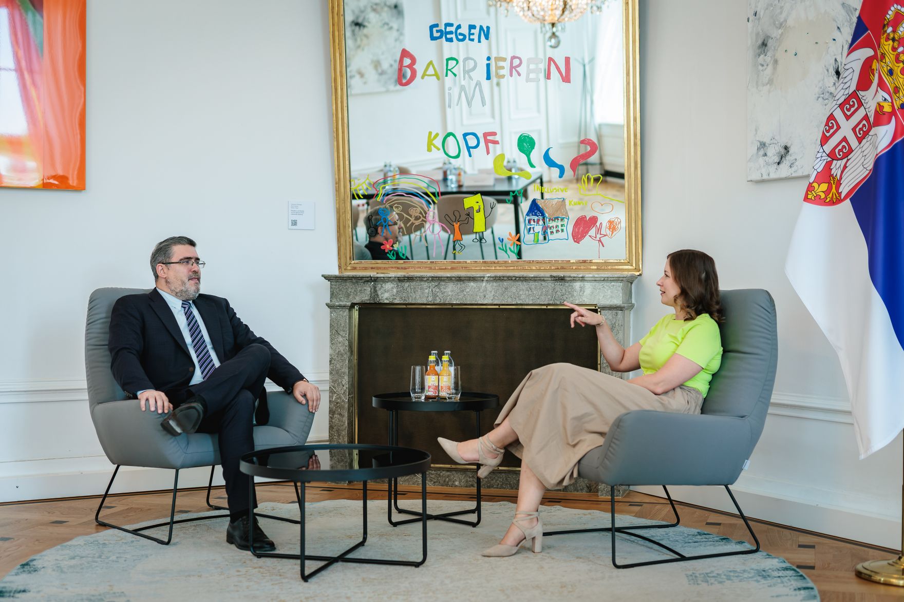 Am 30. Juni 2026 empfing Bundesministerin Claudia Bauer (r.) den serbischen Minister f&uuml;r europ&auml;ische Integration Nemanja Starović (l.), zu einem Arbeitsbesuch im Bundeskanzleramt. Im Bild bei einem Arbeitsgespr&auml;ch.