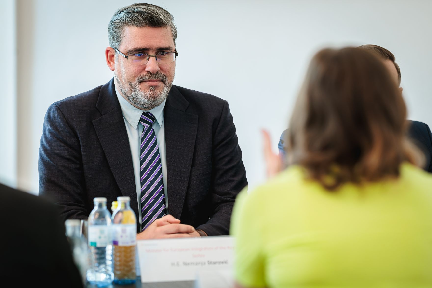 Am 30. Juni 2026 empfing Bundesministerin Claudia Bauer (r.) den serbischen Minister f&uuml;r europ&auml;ische Integration Nemanja Starović (l.), zu einem Arbeitsbesuch im Bundeskanzleramt. Im Bild bei einem Arbeitsgespr&auml;ch.
