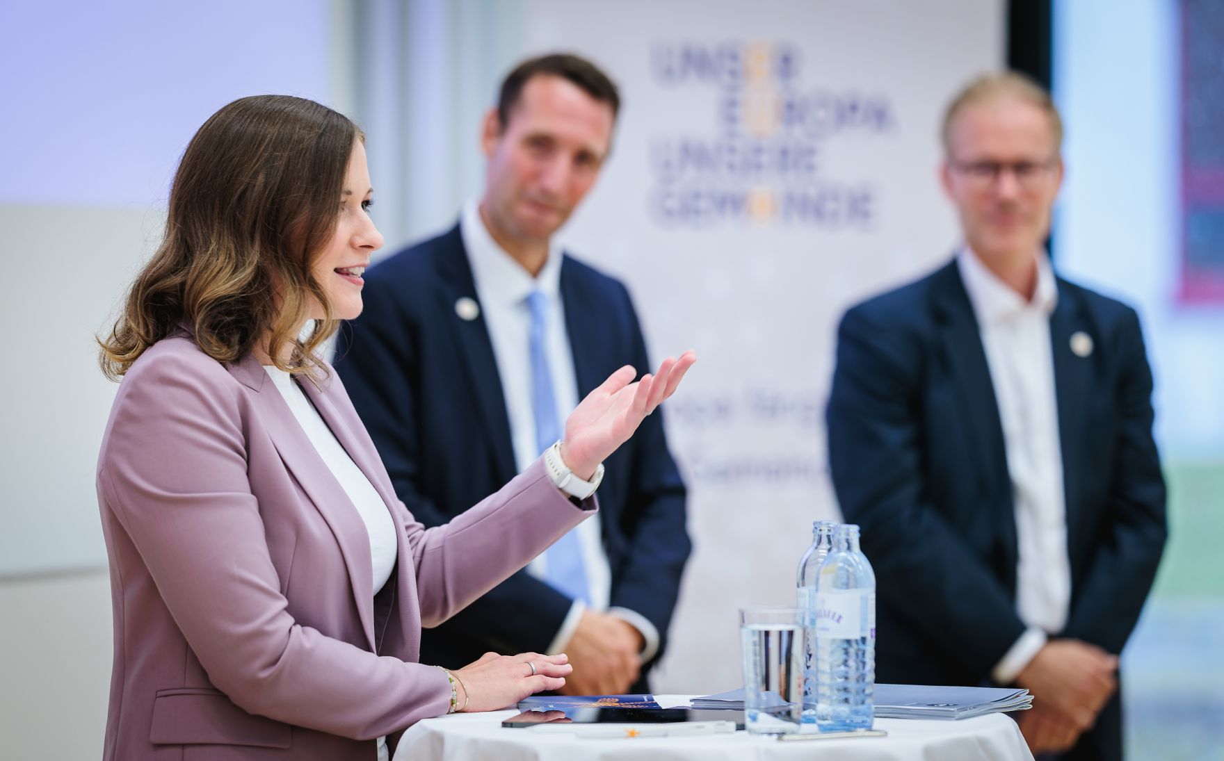 Am 1. Juli 2026 nahm Bundesministerin Claudia Bauer (l.), am Europa-Stammtisch an der IMC Hochschule f&uuml;r Angewandte Wissenschaften in Krems teil.