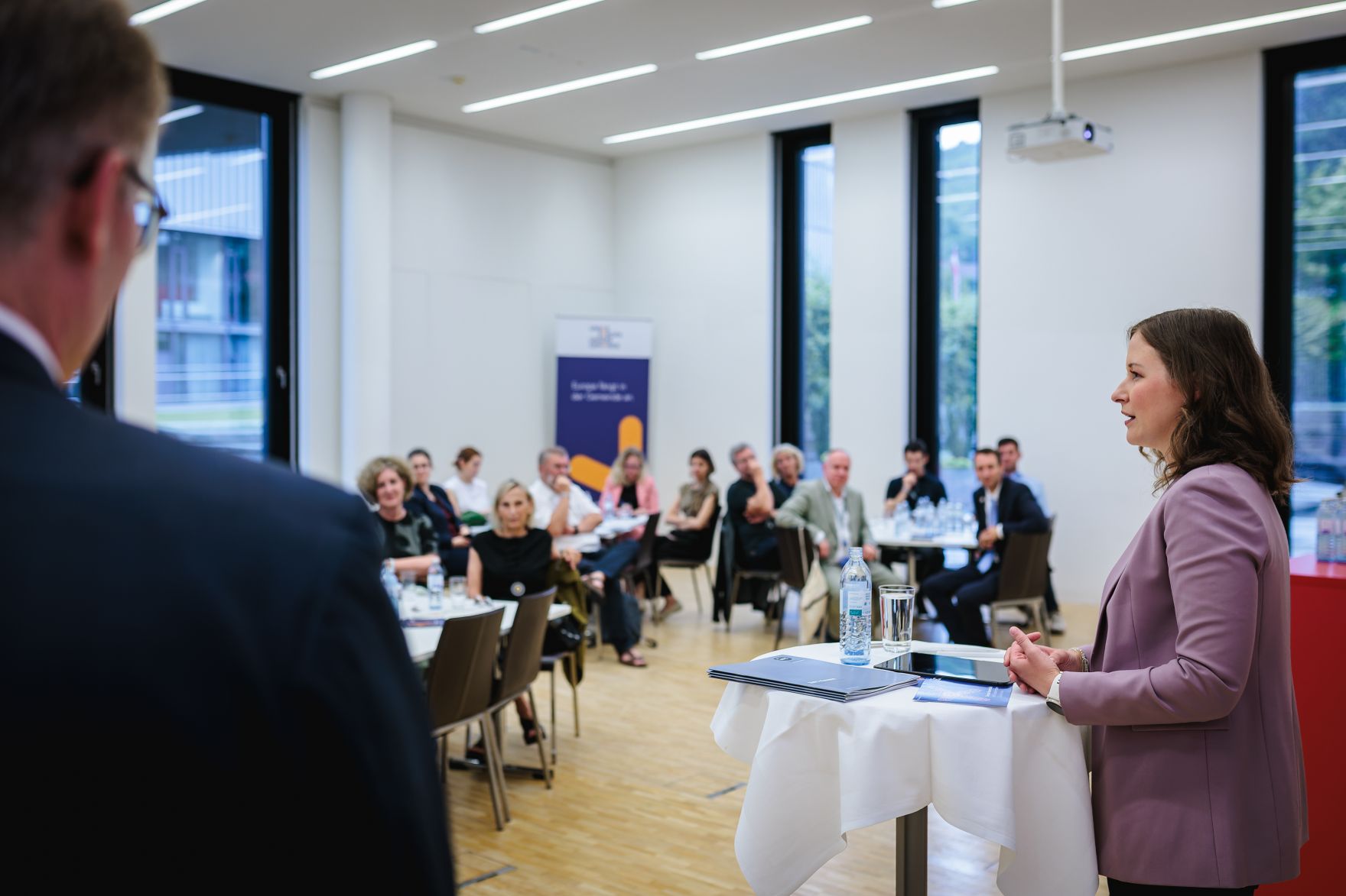 Am 1. Juli 2026 nahm Bundesministerin Claudia Bauer (r.), am Europa-Stammtisch an der IMC Hochschule f&uuml;r Angewandte Wissenschaften in Krems teil.