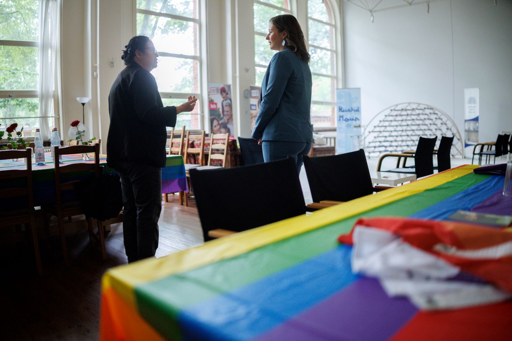 Am 6. Juli 2026 reiste Bundesministerin Claudia Bauer (r.) zu einem Arbeitsbesuch nach Berlin. Im Bild mit Autorin und Frauenrechtlerin Seyran Ateş (l.).