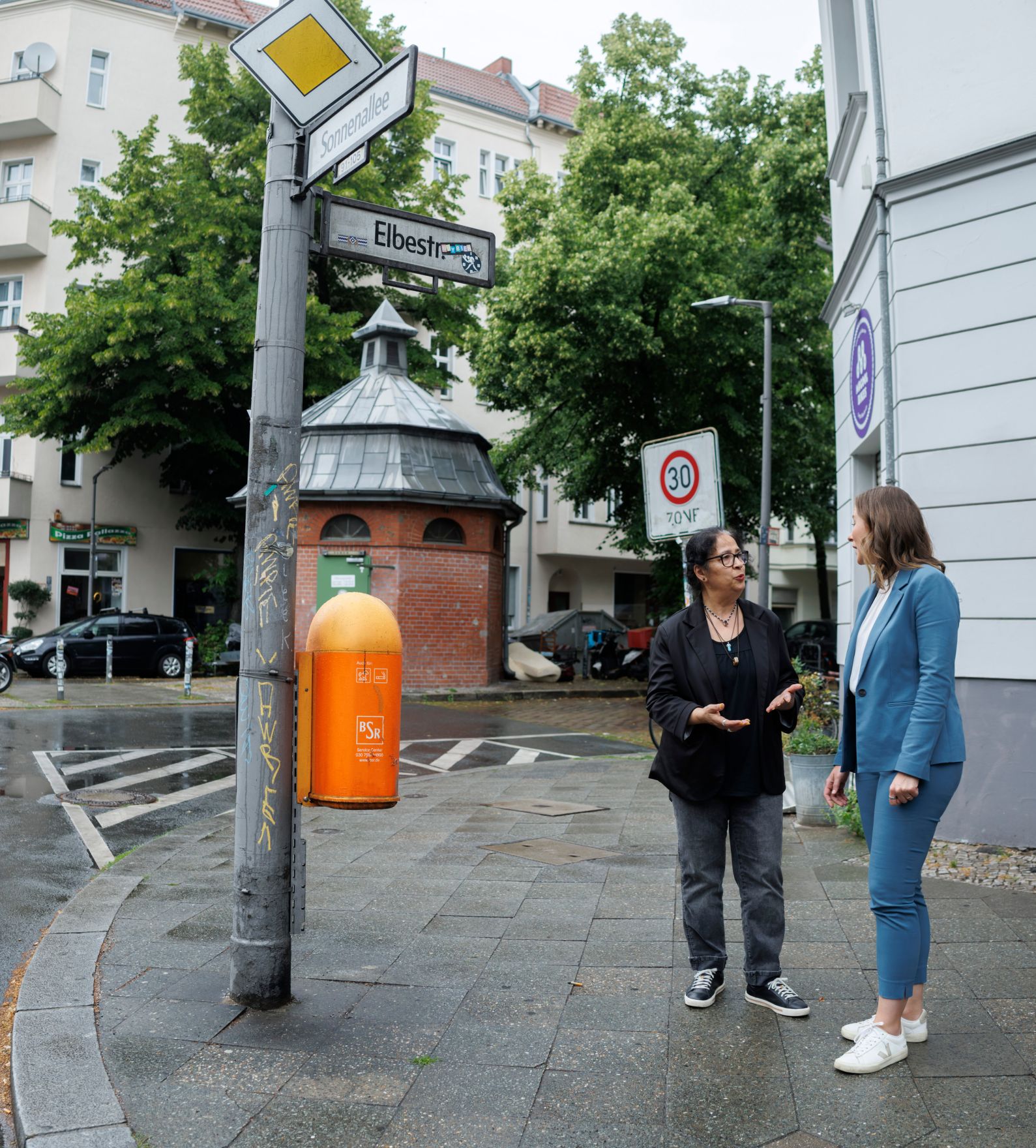 Am 6. Juli 2026 reiste Bundesministerin Claudia Bauer (r.) zu einem Arbeitsbesuch nach Berlin. Im Bild mit Autorin und Frauenrechtlerin Seyran Ateş (l.).