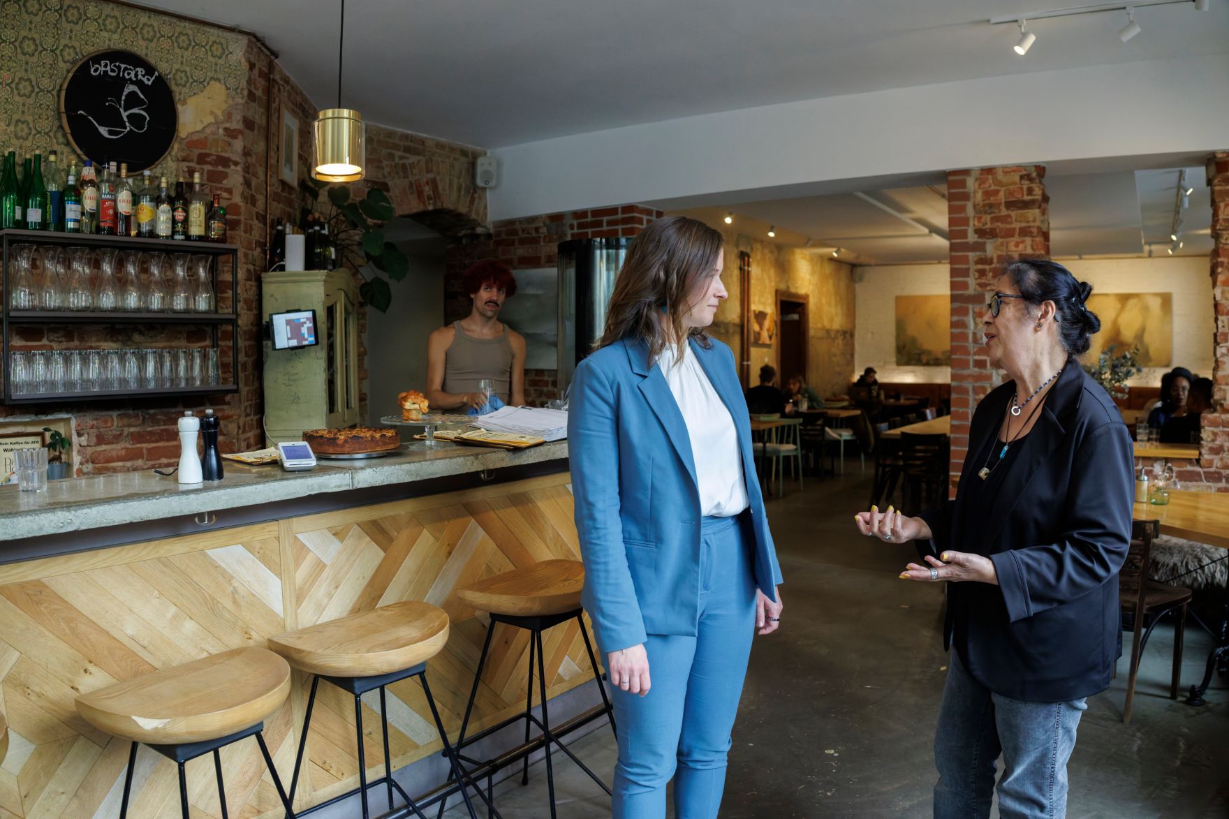 Am 6. Juli 2026 reiste Bundesministerin Claudia Bauer (l.) zu einem Arbeitsbesuch nach Berlin. Im Bild mit Autorin und Frauenrechtlerin Seyran Ateş (r.).