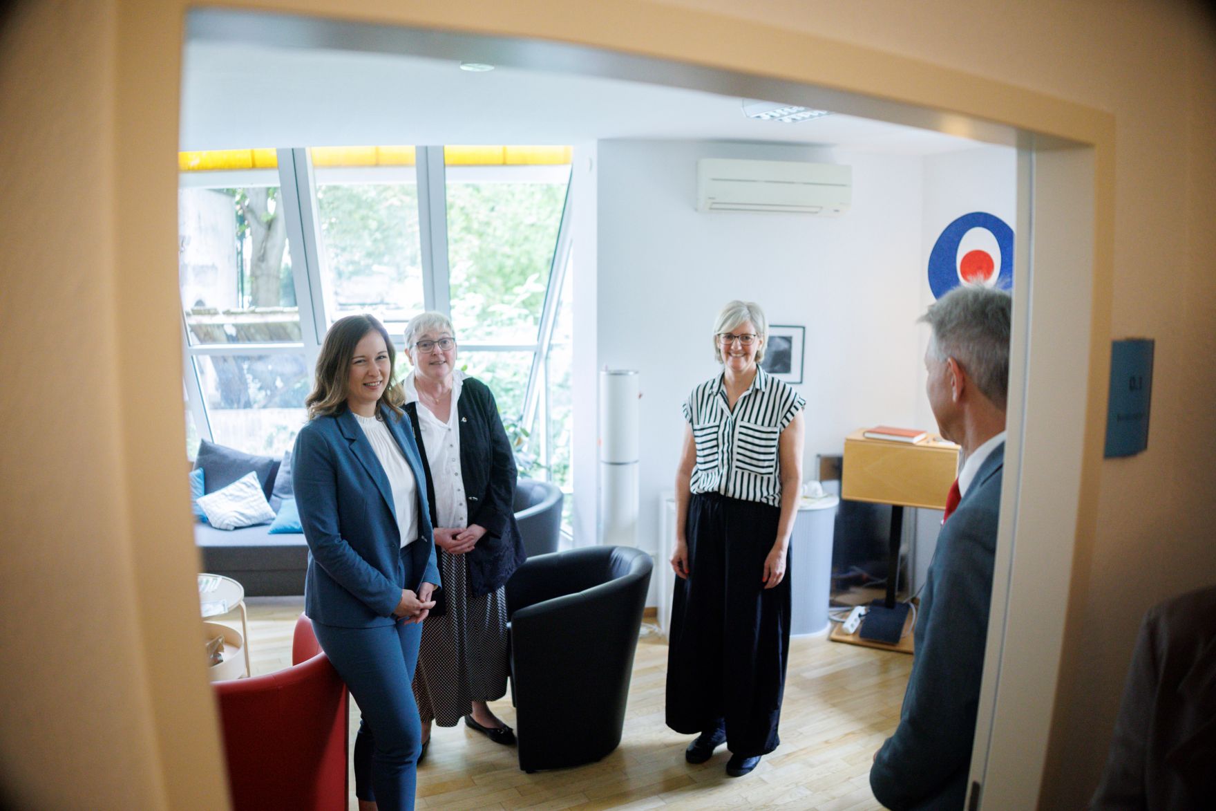 Am 6. Juli 2026 reiste Bundesministerin Claudia Bauer (l.) zu einem Arbeitsbesuch nach Berlin. Im Bild beim Besuch der Beratungsstelle donum vitae.