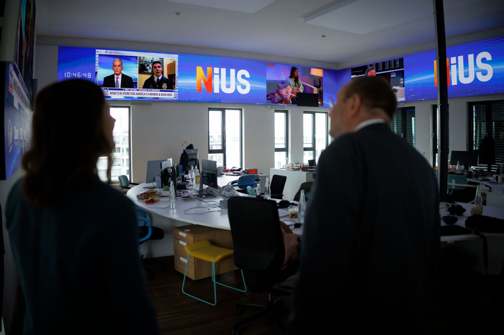 Am 6. Juli 2026 reiste Bundesministerin Claudia Bauer zu einem Arbeitsbesuch nach Berlin. Im Bild beim Besuch des Onlinemediums NiUS.