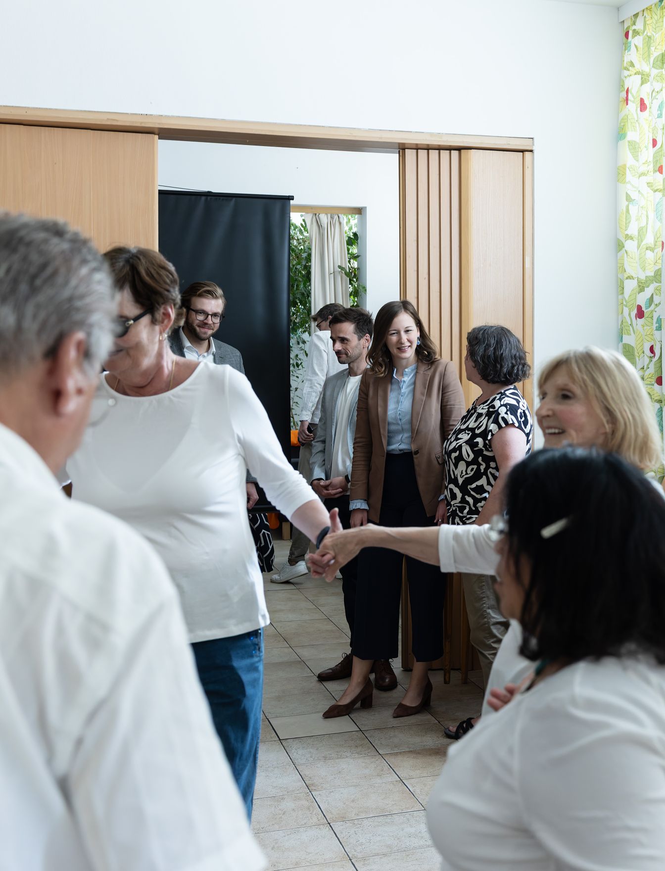 Am 9. Juli 2026 besuchte Bundesministerin Claudia Bauer (m.r.) das Nachbarschaftszentrum des Wiener Hilfswerks in Wien Donaustadt.