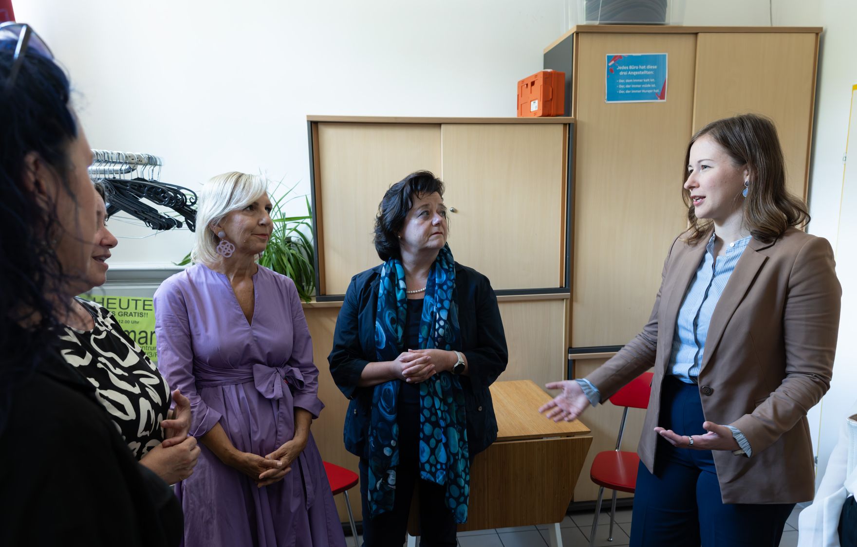Am 9. Juli 2026 besuchte Bundesministerin Claudia Bauer (r.) das Nachbarschaftszentrum des Wiener Hilfswerks in Wien Donaustadt.