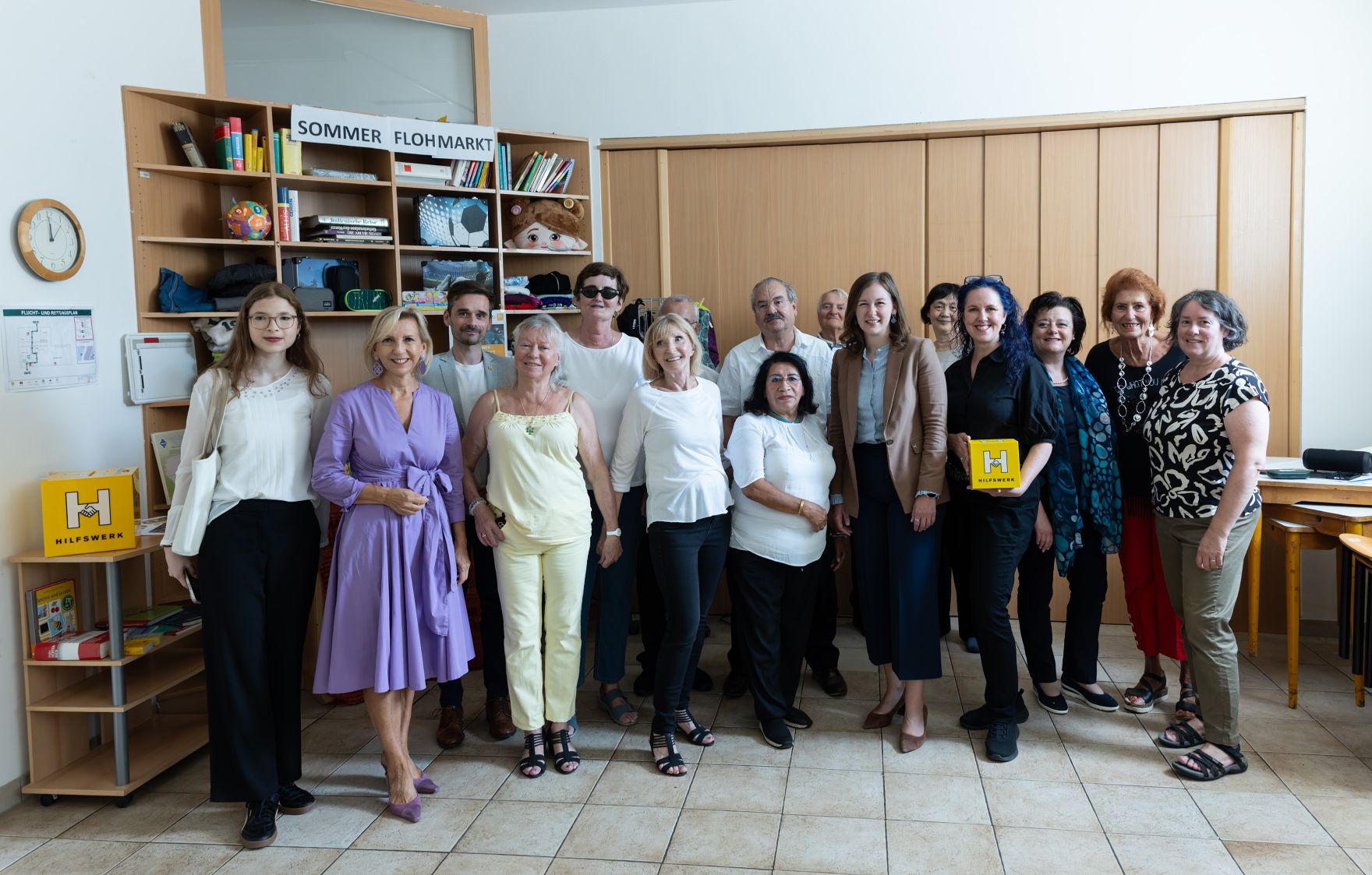 Am 9. Juli 2026 besuchte Bundesministerin Claudia Bauer (6.v.r.) das Nachbarschaftszentrum des Wiener Hilfswerks in Wien Donaustadt.