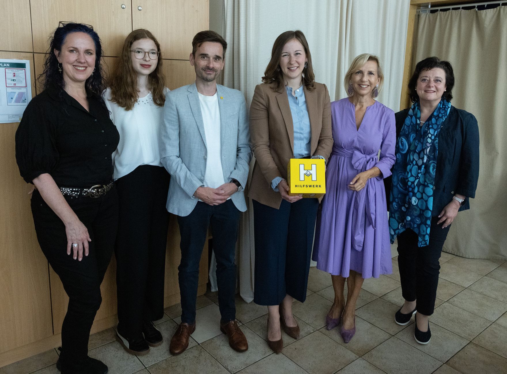 Am 9. Juli 2026 besuchte Bundesministerin Claudia Bauer (3.v.r.) das Nachbarschaftszentrum des Wiener Hilfswerks in Wien Donaustadt.