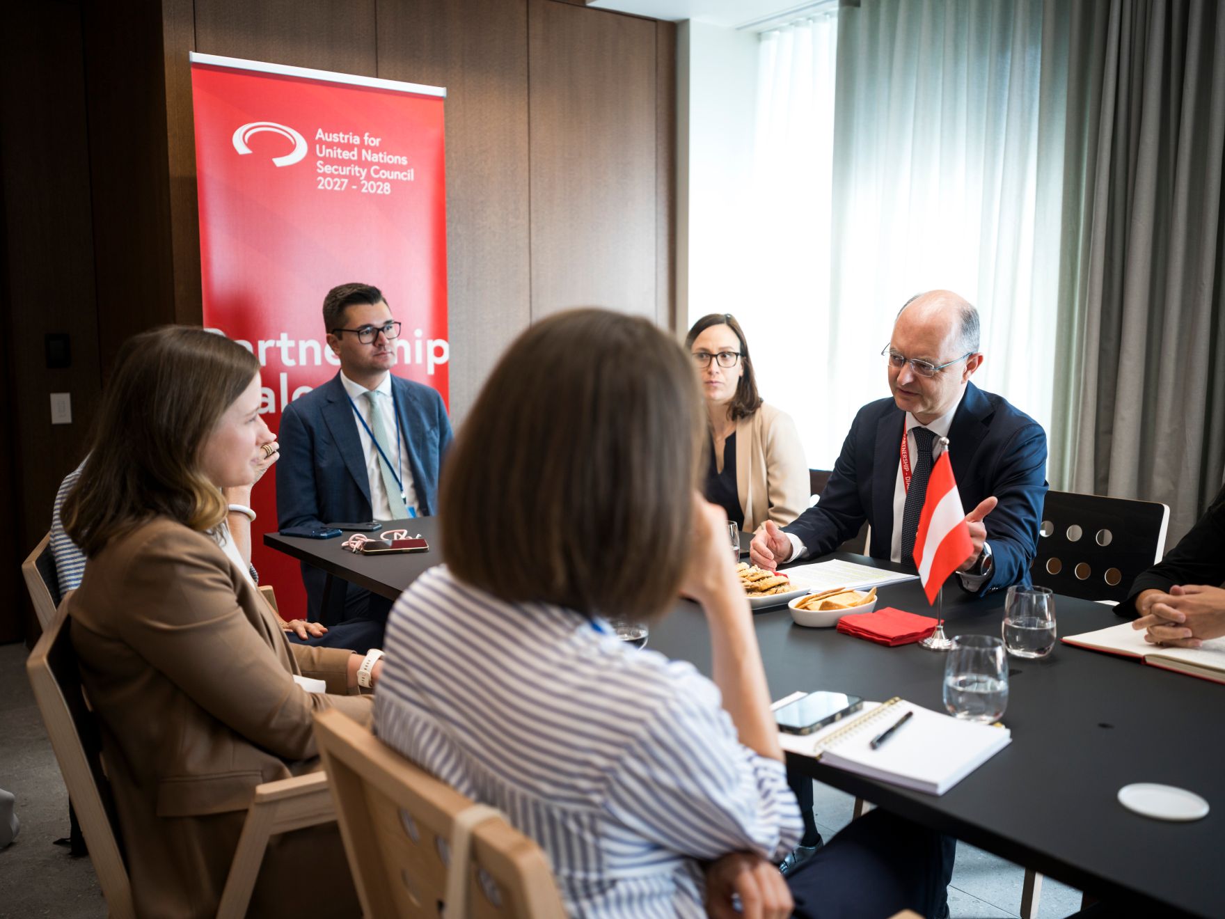 Am 13. Juli 2026 reiste Bundesministerin Claudia Bauer (l.) zu einem mehrt&auml;gigen Arbeitsbesuch nach New York. Im Bild beim Besuch der St&auml;ndigen Vertretung &Ouml;sterreichs bei der Europ&auml;ischen Union.