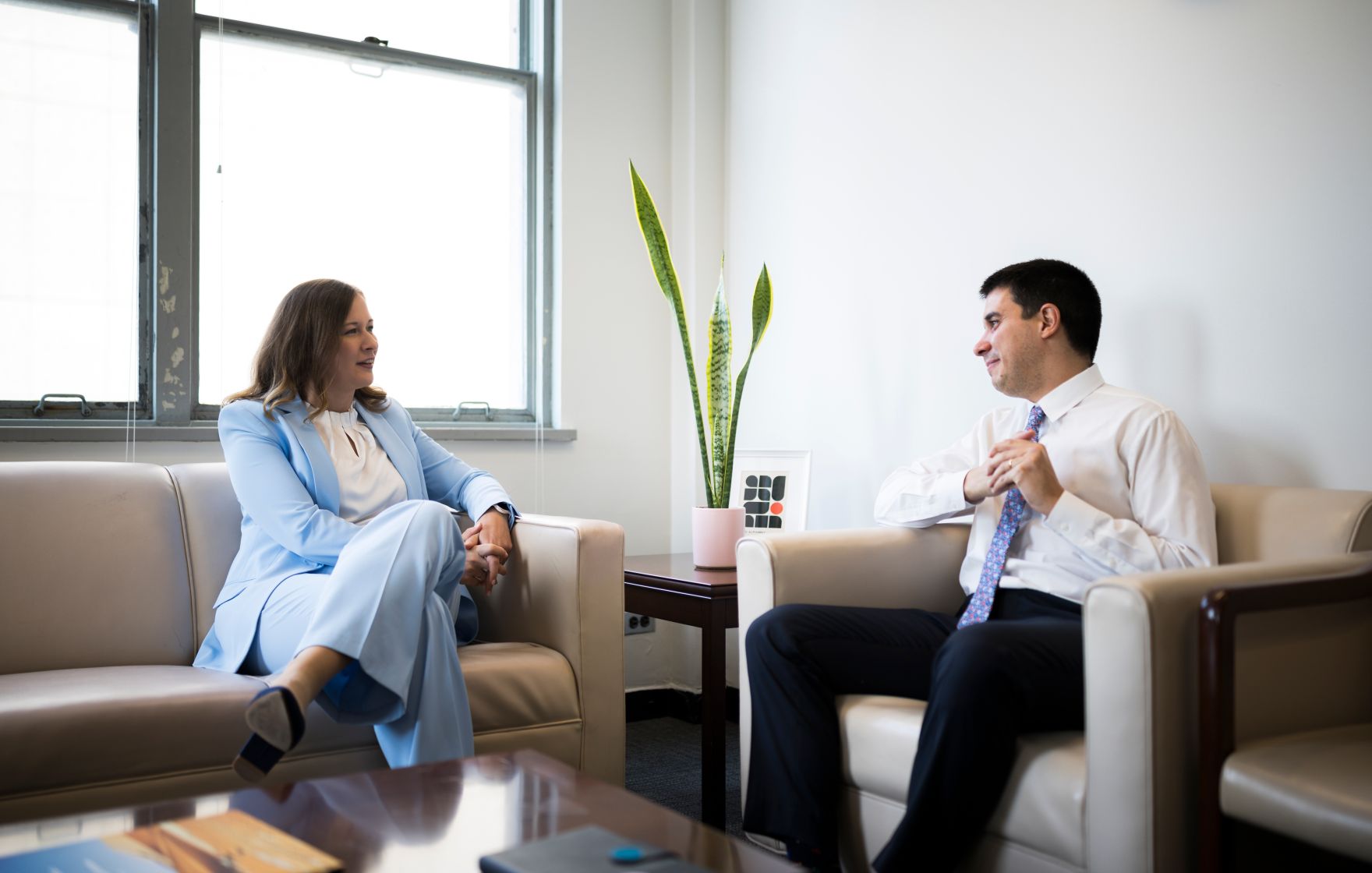 Am 13. Juli 2026 reiste Bundesministerin Claudia Bauer (l.) zu einem mehrt&auml;gigen Arbeitsbesuch nach New York. Im Bild mit Felipe Paullier (r.), dem stellvertretenden Generalsekret&auml;r der Vereinten Nationen f&uuml;r Jugendangelegenheiten.