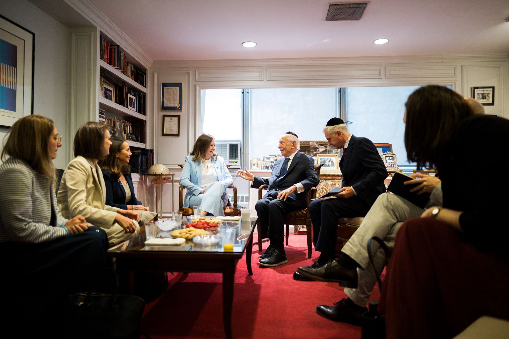 Am 13. Juli 2026 reiste Bundesministerin Claudia Bauer zu einem mehrt&auml;gigen Arbeitsbesuch nach New York. Im Bild bei einem bilateralen Gespr&auml;ch mit dem amerikanischer Rabbiner Arthur Schneier.