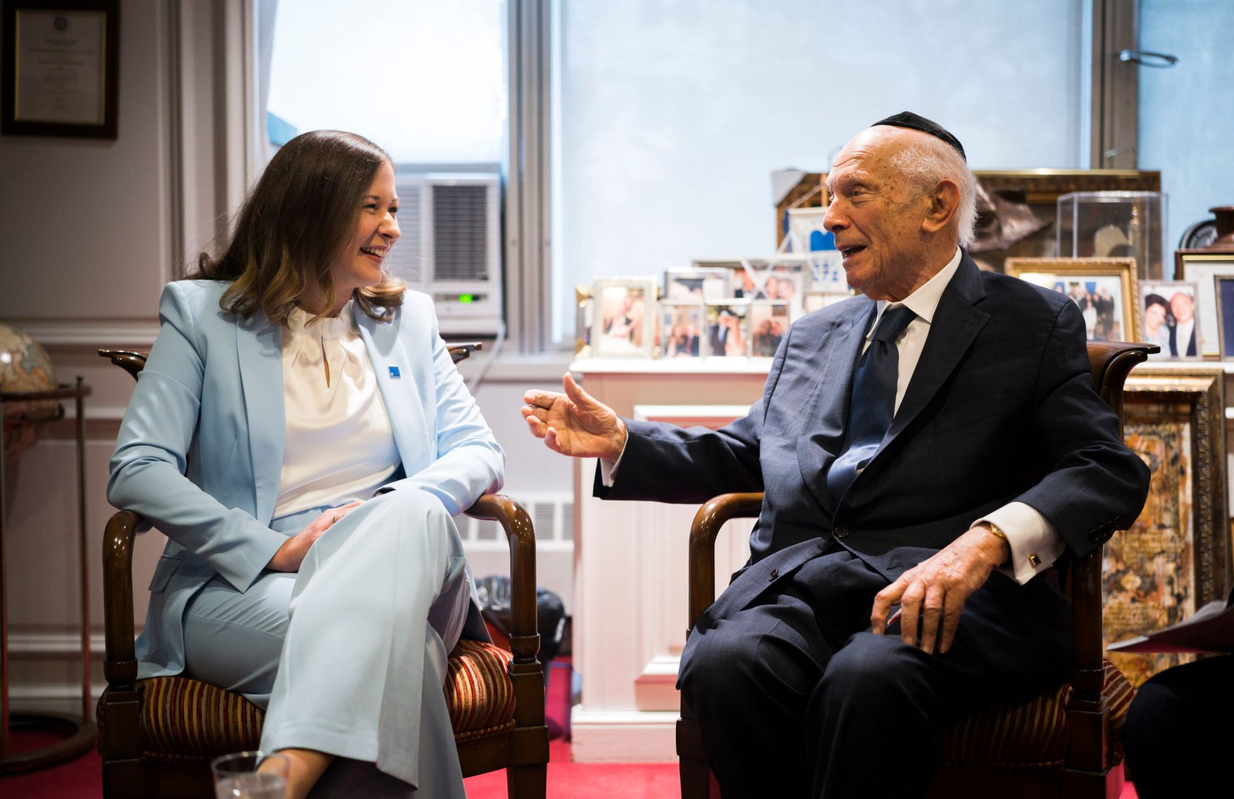 Am 13. Juli 2026 reiste Bundesministerin Claudia Bauer (l.) zu einem mehrt&auml;gigen Arbeitsbesuch nach New York. Im Bild bei einem bilateralen Gespr&auml;ch mit dem amerikanischer Rabbiner Arthur Schneier (r.).