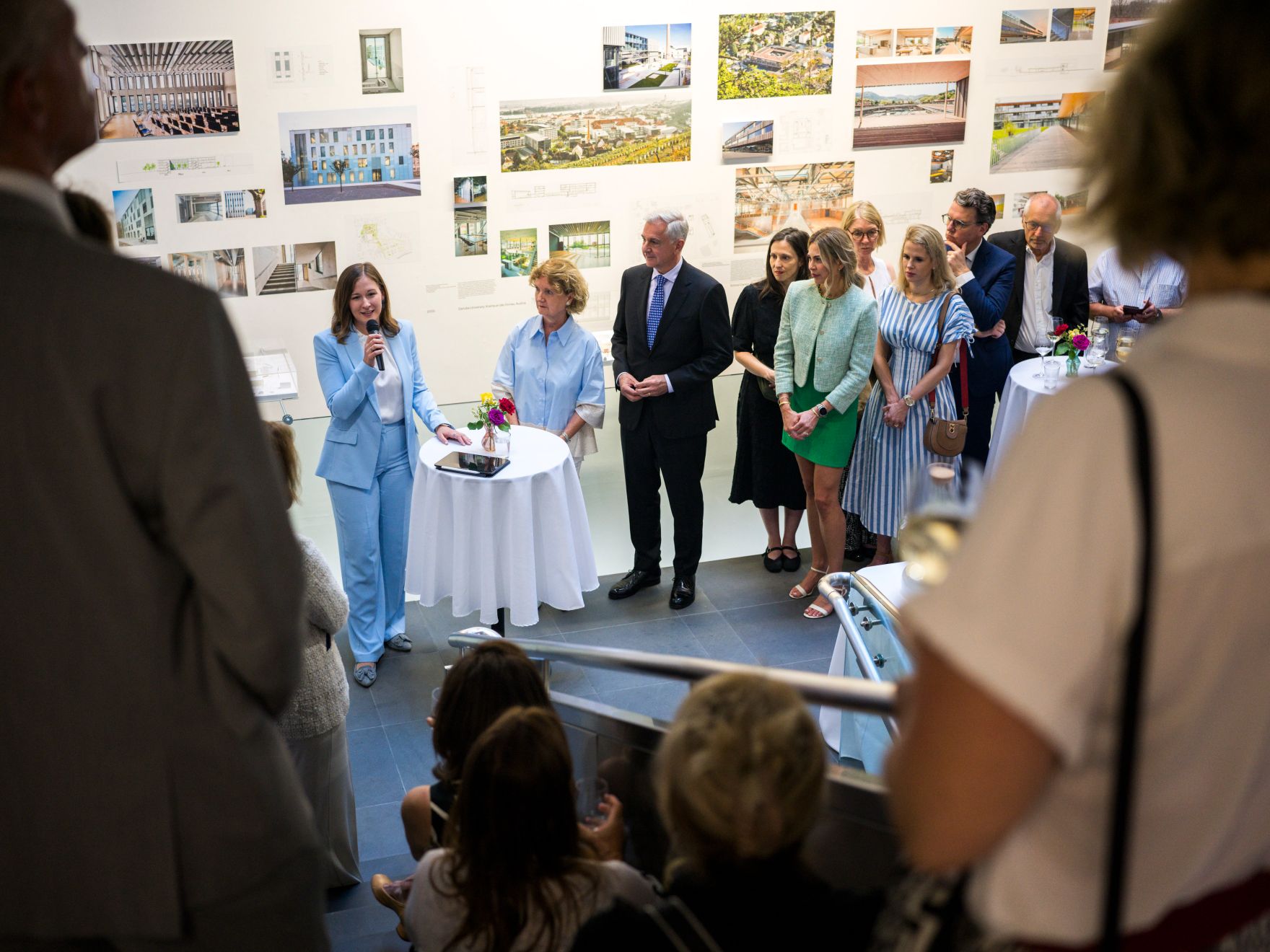 Am 13. Juli 2026 reiste Bundesministerin Claudia Bauer (l.) zu einem mehrt&auml;gigen Arbeitsbesuch nach New York. Im Bild beim Besuch der Ausstellung &bdquo;Dietmar Feichtinger: Architecture of Connection&ldquo; im &Ouml;sterreichischen Kulturforum New York.