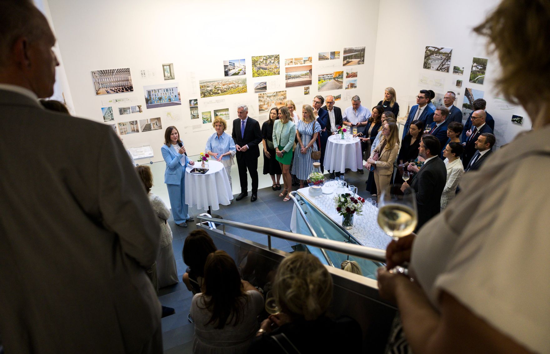 Am 13. Juli 2026 reiste Bundesministerin Claudia Bauer (l.) zu einem mehrt&auml;gigen Arbeitsbesuch nach New York. Im Bild beim Besuch der Ausstellung &bdquo;Dietmar Feichtinger: Architecture of Connection&ldquo; im &Ouml;sterreichischen Kulturforum New York.