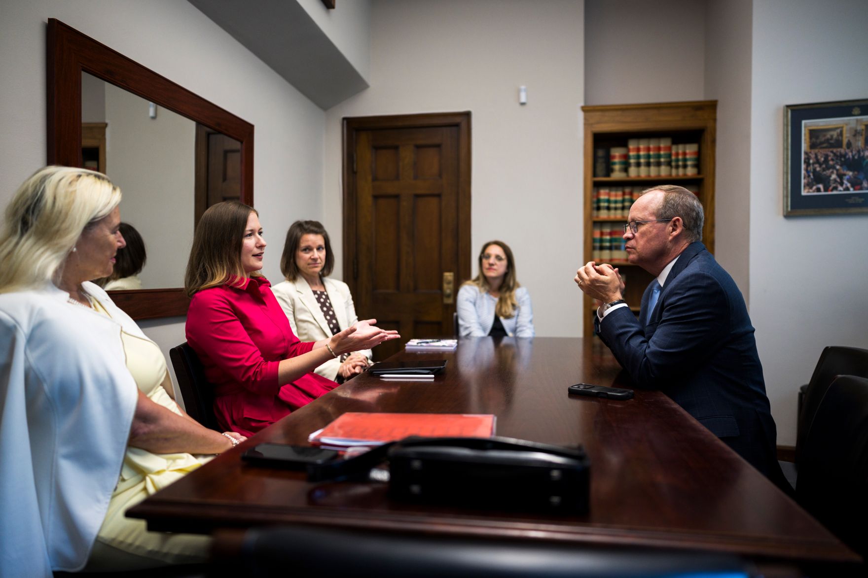 Am 15. Juli 2026 reiste Bundesministerin Claudia Bauer (2.v.l.) zu einem mehrt&auml;gigen Arbeitsbesuch nach Washington, D.C. Im Bild mit Botschafterin Petra Schneebauer (l.) und Congressman Gregory Murphy (r.).