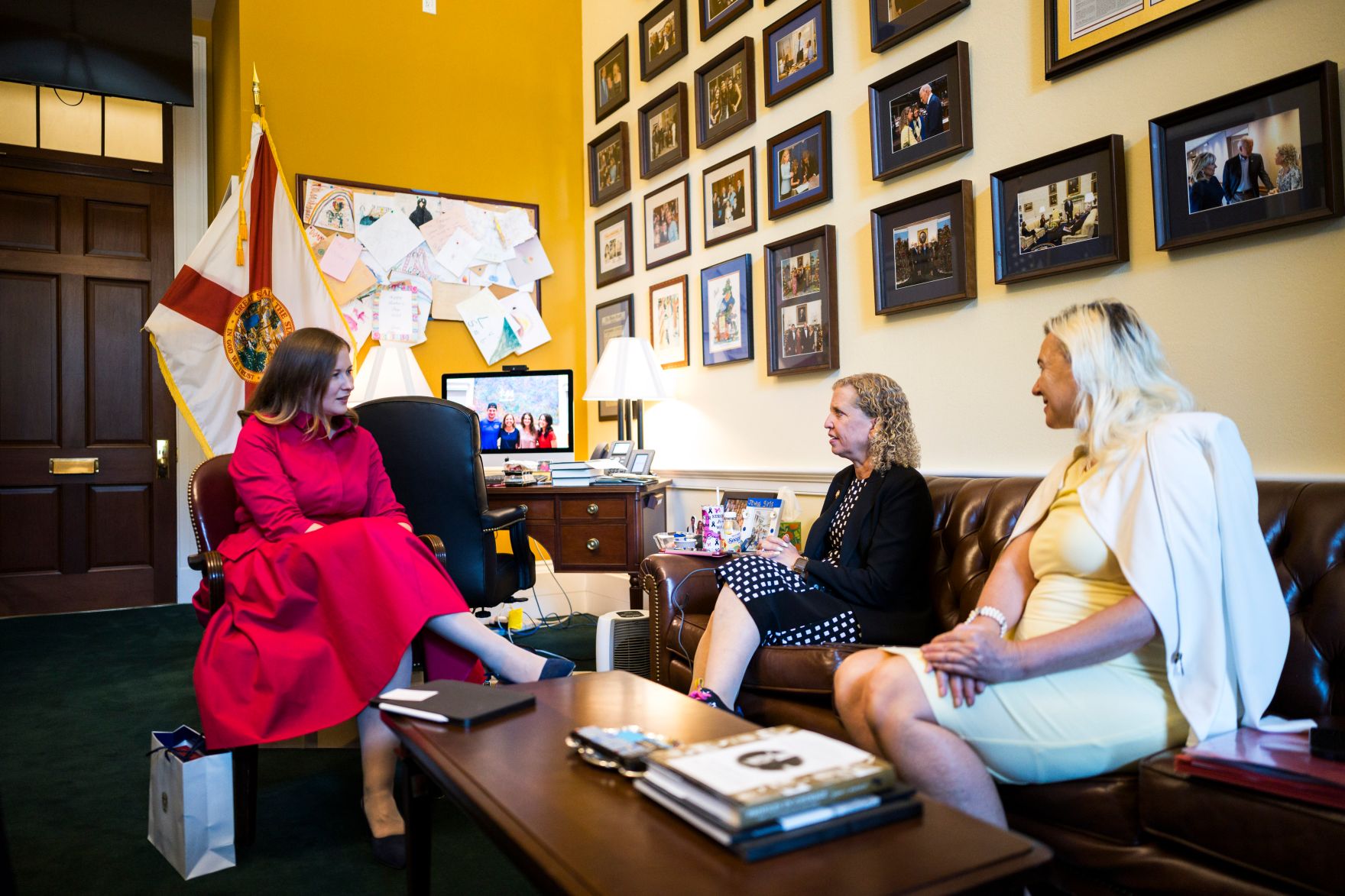 Am 15. Juli 2026 reiste Bundesministerin Claudia Bauer (l.) zu einem mehrt&auml;gigen Arbeitsbesuch nach Washington, D.C. Im Bild mit Congresswoman Deborah Wasserman Schultz (m.) und Botschafterin Petra Schneebauer (r.).