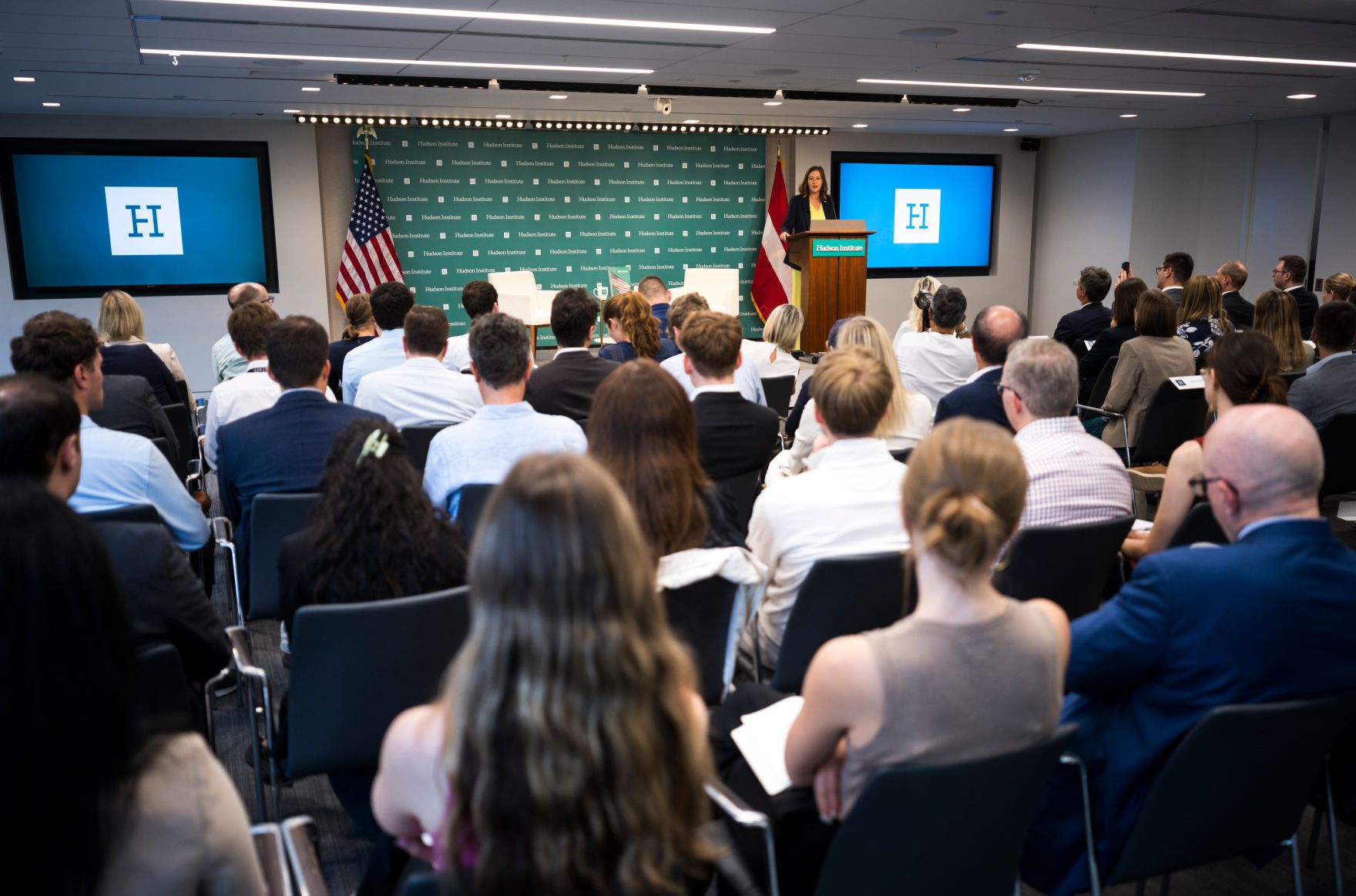 Am 15. Juli 2026 reiste Bundesministerin Claudia Bauer zu einem mehrt&auml;gigen Arbeitsbesuch nach Washington, D.C. Im Bild bei einem Vortrag zum Thema Eu Erweiterung im Hudson Institute.