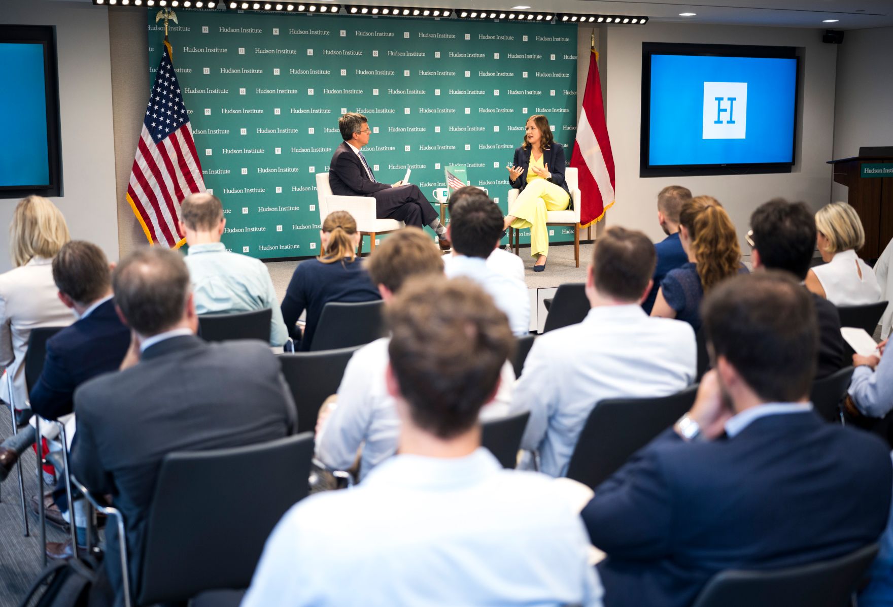 Am 15. Juli 2026 reiste Bundesministerin Claudia Bauer (r.) zu einem mehrt&auml;gigen Arbeitsbesuch nach Washington, D.C. Im Bild mit Peter Rough (l.), Director of the Center on Europe and Eurasia bei einem Gespr&auml;ch zum Thema Eu Erweiterung im Hudson Institute.