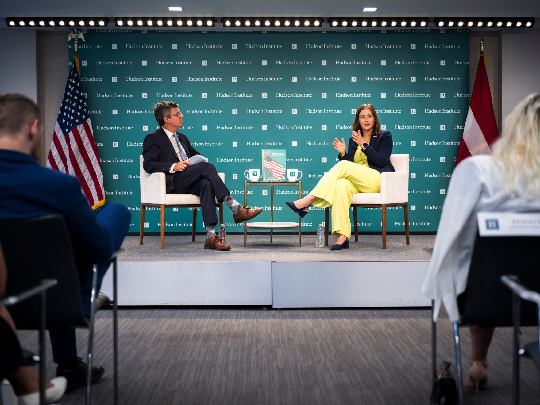 Am 15. Juli 2026 reiste Bundesministerin Claudia Bauer (r.) zu einem mehrt&auml;gigen Arbeitsbesuch nach Washington, D.C. Im Bild mit Peter Rough (l.), Director of the Center on Europe and Eurasia bei einem Gespr&auml;ch zum Thema Eu Erweiterung im Hudson Institute.