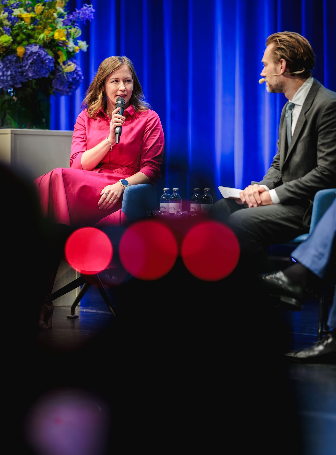 Am 23. Juli 2026 nahm Bundesministerin Claudia Bauer (l.) am Salzburg Summit teil. Im Bild mit Moderator Reiner Reitsamer (r.).