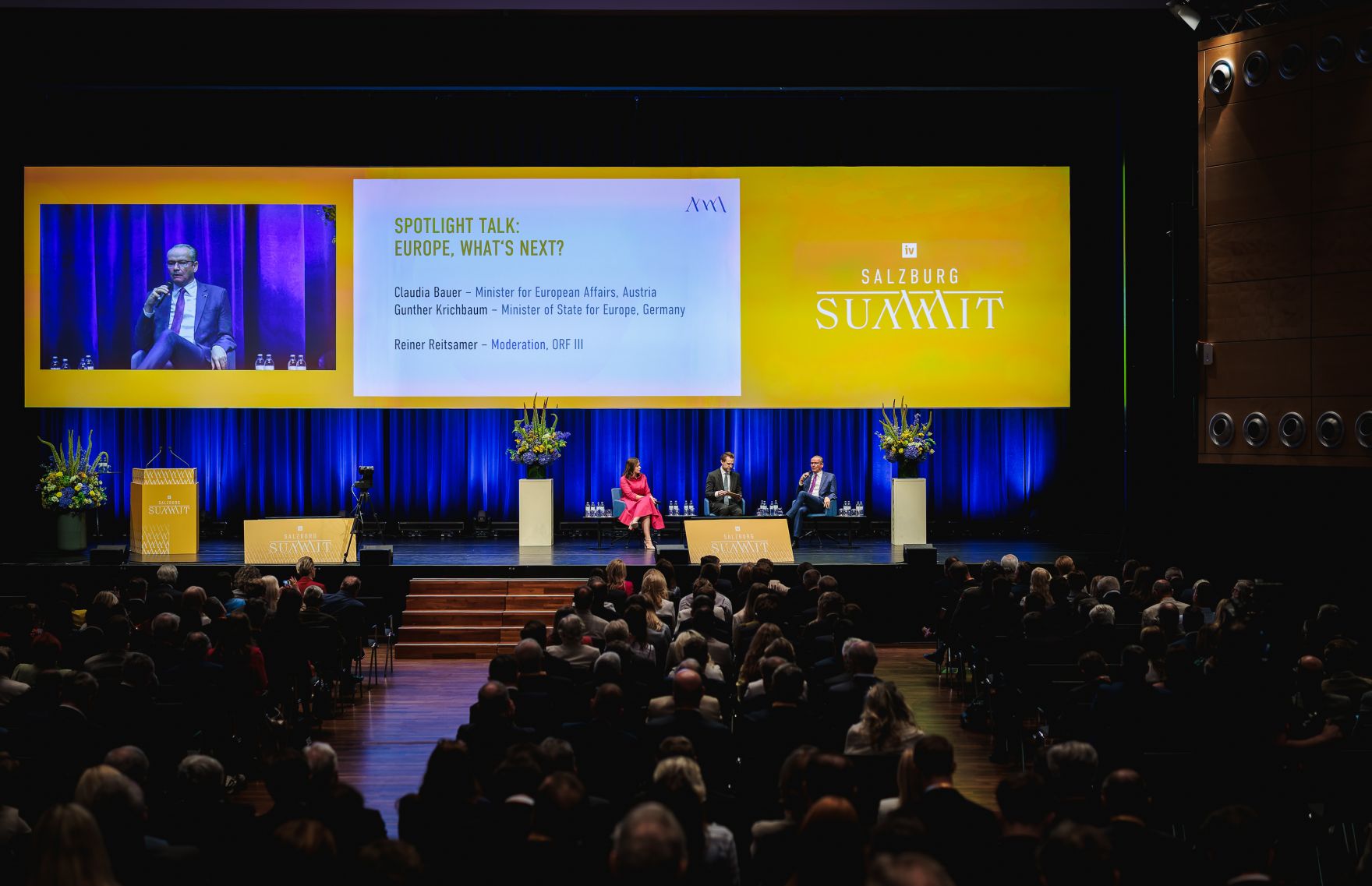 Am 23. Juli 2026 nahm Bundesministerin Claudia Bauer (l.) am Salzburg Summit teil. Im Bild mit Moderator Reiner Reitsamer (m.) und dem Staatsminister f&uuml;r Europa im Ausw&auml;rtigen Amt, Gunther Krichbaum (r.).
