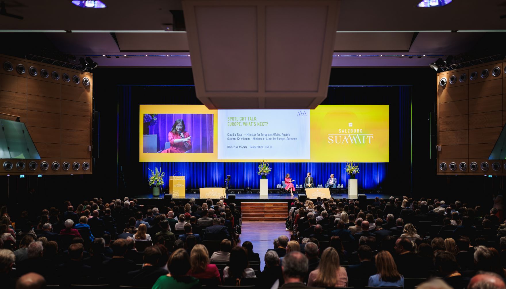 Am 23. Juli 2026 nahm Bundesministerin Claudia Bauer (l.) am Salzburg Summit teil. Im Bild mit Moderator Reiner Reitsamer (m.) und dem Staatsminister f&uuml;r Europa im Ausw&auml;rtigen Amt, Gunther Krichbaum (r.).