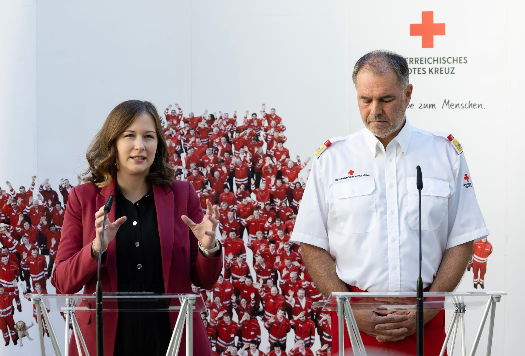 Am 29. Juli 2026 gab Bundesministerin Claudia Bauer (l.) gemeinsam mit dem Stellvertretenden Generalsekret&auml;r des &Ouml;sterreichischen Roten Kreuzes Peter Kaiser (r.) eine Pressekonferen zu den aktuellen Entwicklungen im Zivildienst.