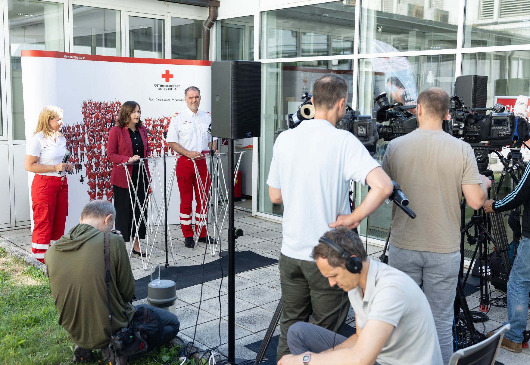 Am 29. Juli 2026 gab Bundesministerin Claudia Bauer (l.) gemeinsam mit dem Stellvertretenden Generalsekret&auml;r des &Ouml;sterreichischen Roten Kreuzes Peter Kaiser (r.) eine Pressekonferen zu den aktuellen Entwicklungen im Zivildienst.