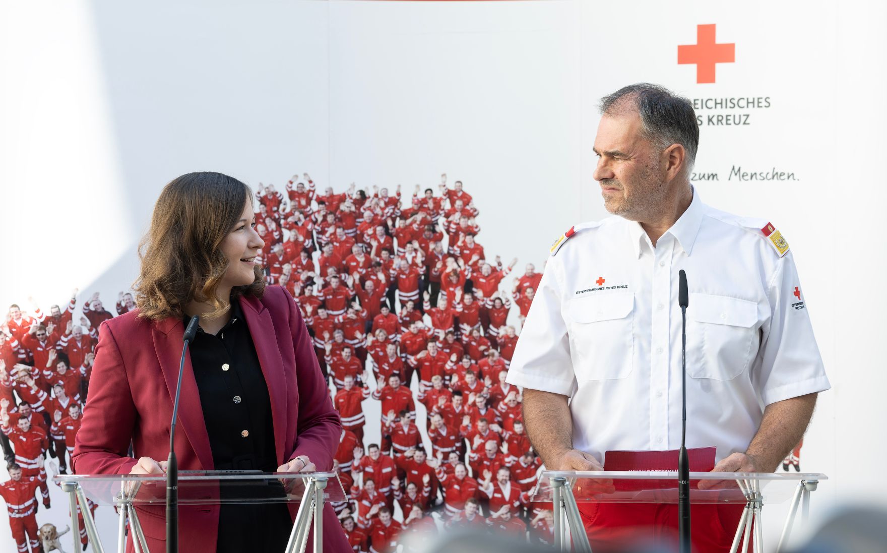 Am 29. Juli 2026 gab Bundesministerin Claudia Bauer (l.) gemeinsam mit dem Stellvertretenden Generalsekret&auml;r des &Ouml;sterreichischen Roten Kreuzes Peter Kaiser (r.) eine Pressekonferen zu den aktuellen Entwicklungen im Zivildienst.