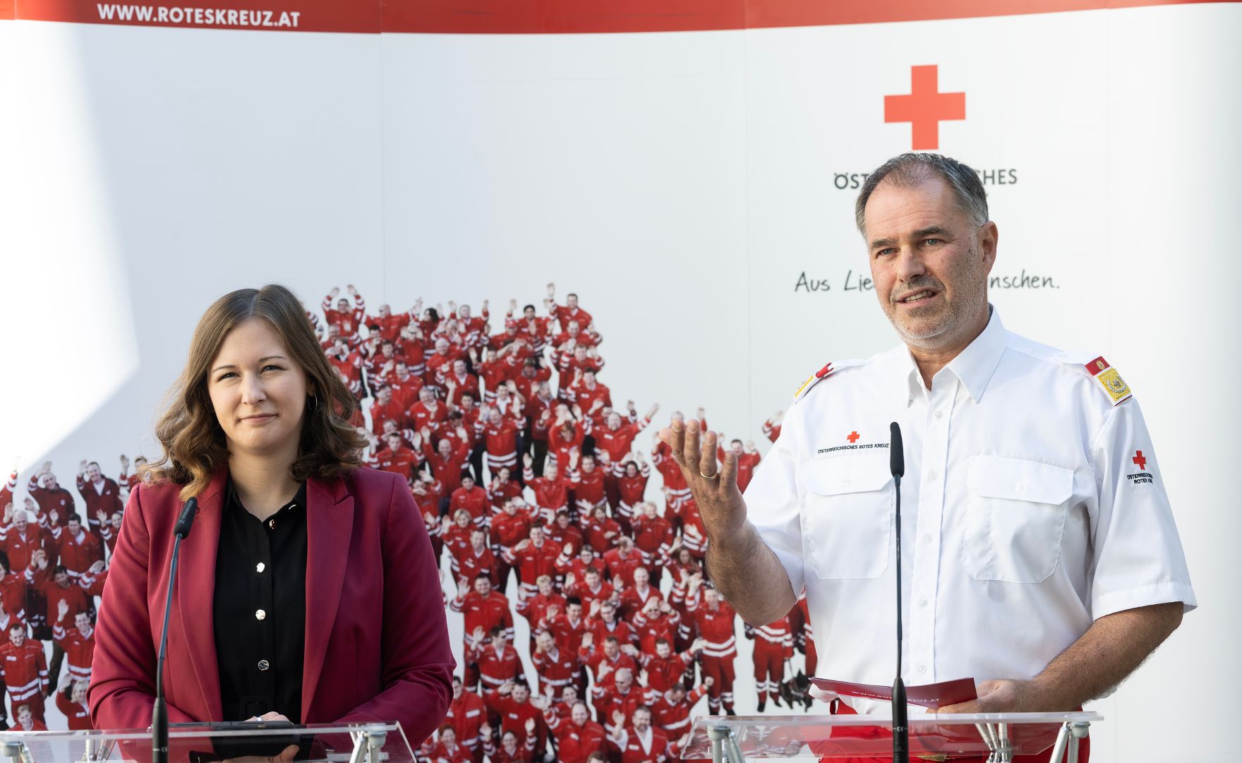 Am 29. Juli 2026 gab Bundesministerin Claudia Bauer (l.) gemeinsam mit dem Stellvertretenden Generalsekret&auml;r des &Ouml;sterreichischen Roten Kreuzes Peter Kaiser (r.) eine Pressekonferen zu den aktuellen Entwicklungen im Zivildienst.