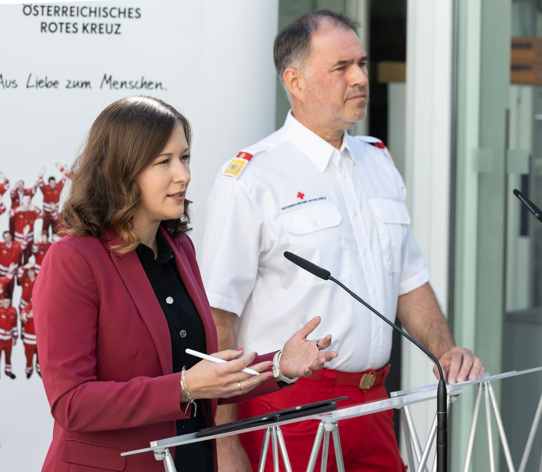 Am 29. Juli 2026 gab Bundesministerin Claudia Bauer (l.) gemeinsam mit dem Stellvertretenden Generalsekret&auml;r des &Ouml;sterreichischen Roten Kreuzes Peter Kaiser (r.) eine Pressekonferen zu den aktuellen Entwicklungen im Zivildienst.