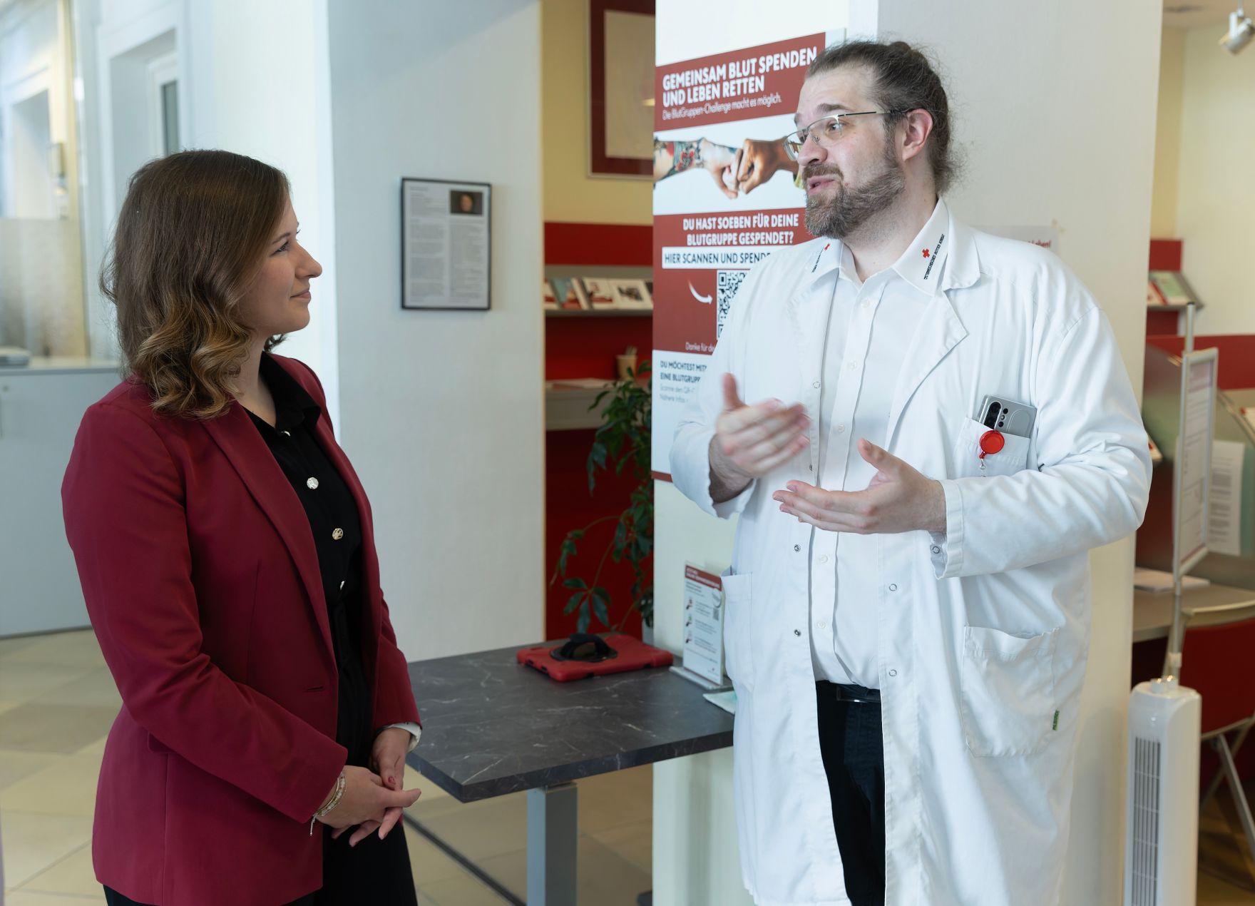 Am 29. Juli 2026 gab Bundesministerin Claudia Bauer (l.) gemeinsam mit dem Stellvertretenden Generalsekret&auml;r des &Ouml;sterreichischen Roten Kreuzes Peter Kaiser eine Pressekonferen zu den aktuellen Entwicklungen im Zivildienst. Im Bild beim Besichtigen der Blutspendezentrale des &Ouml;sterreichisches Rotes Kreuz.