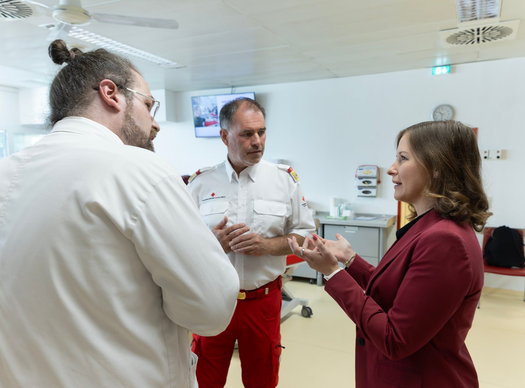 Am 29. Juli 2026 gab Bundesministerin Claudia Bauer (r.) gemeinsam mit dem Stellvertretenden Generalsekret&auml;r des &Ouml;sterreichischen Roten Kreuzes Peter Kaiser (m.) eine Pressekonferen zu den aktuellen Entwicklungen im Zivildienst. Im Bild beim Besichtigen der Blutspendezentrale des &Ouml;sterreichisches Rotes Kreuz.
