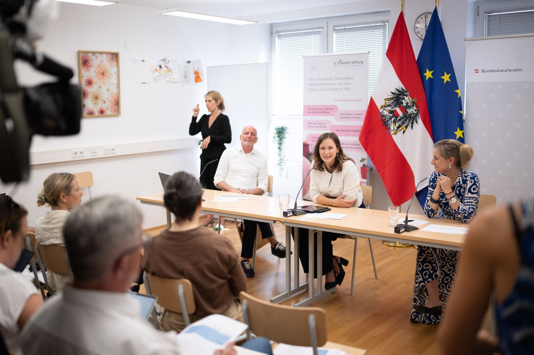 Am den 3. August 2026 lud Bundesministerin Claudia Bauer (m.) zu einer Studienpr&auml;sentation zum Thema Elternberatung in die Familienberatungsstelle der St. Elisabeth-Stiftung der Erzdi&ouml;zese Wien. Im Bild mit &Ouml;IF-Forschungskoordinator Olaf Kapella (l.) und der Gesch&auml;ftsf&uuml;hrerin der St. Elisabeth-Stiftung Nicole Meissner (r.).
