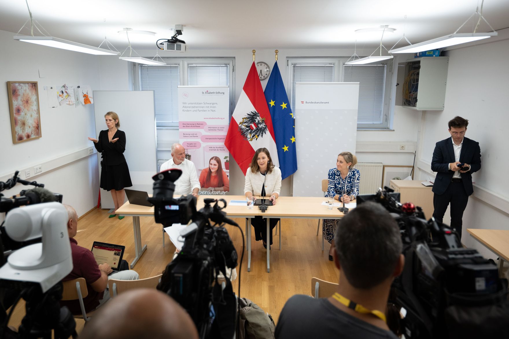 Am den 3. August 2026 lud Bundesministerin Claudia Bauer (m.) zu einer Studienpr&auml;sentation zum Thema Elternberatung in die Familienberatungsstelle der St. Elisabeth-Stiftung der Erzdi&ouml;zese Wien. Im Bild mit &Ouml;IF-Forschungskoordinator Olaf Kapella (l.) und der Gesch&auml;ftsf&uuml;hrerin der St. Elisabeth-Stiftung Nicole Meissner (r.).