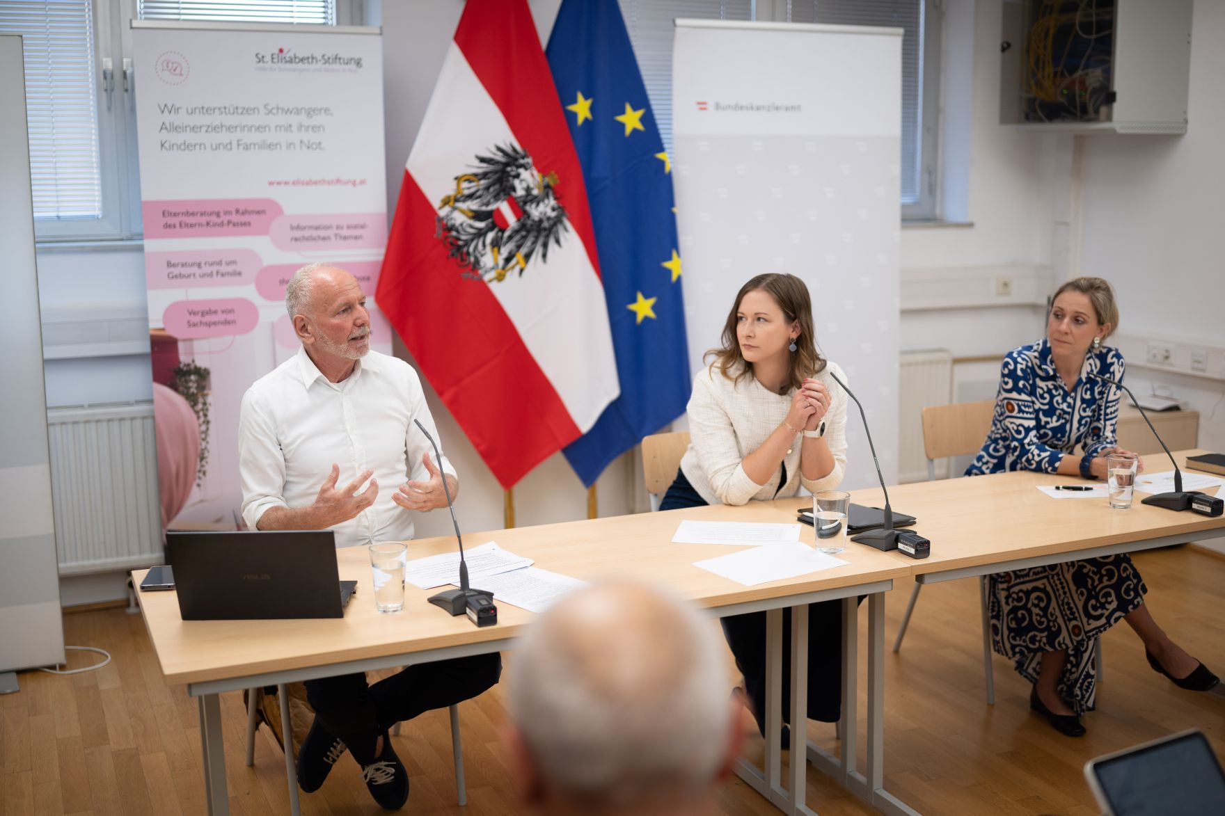 Am den 3. August 2026 lud Bundesministerin Claudia Bauer (m.) zu einer Studienpr&auml;sentation zum Thema Elternberatung in die Familienberatungsstelle der St. Elisabeth-Stiftung der Erzdi&ouml;zese Wien. Im Bild mit &Ouml;IF-Forschungskoordinator Olaf Kapella (l.) und der Gesch&auml;ftsf&uuml;hrerin der St. Elisabeth-Stiftung Nicole Meissner (r.).